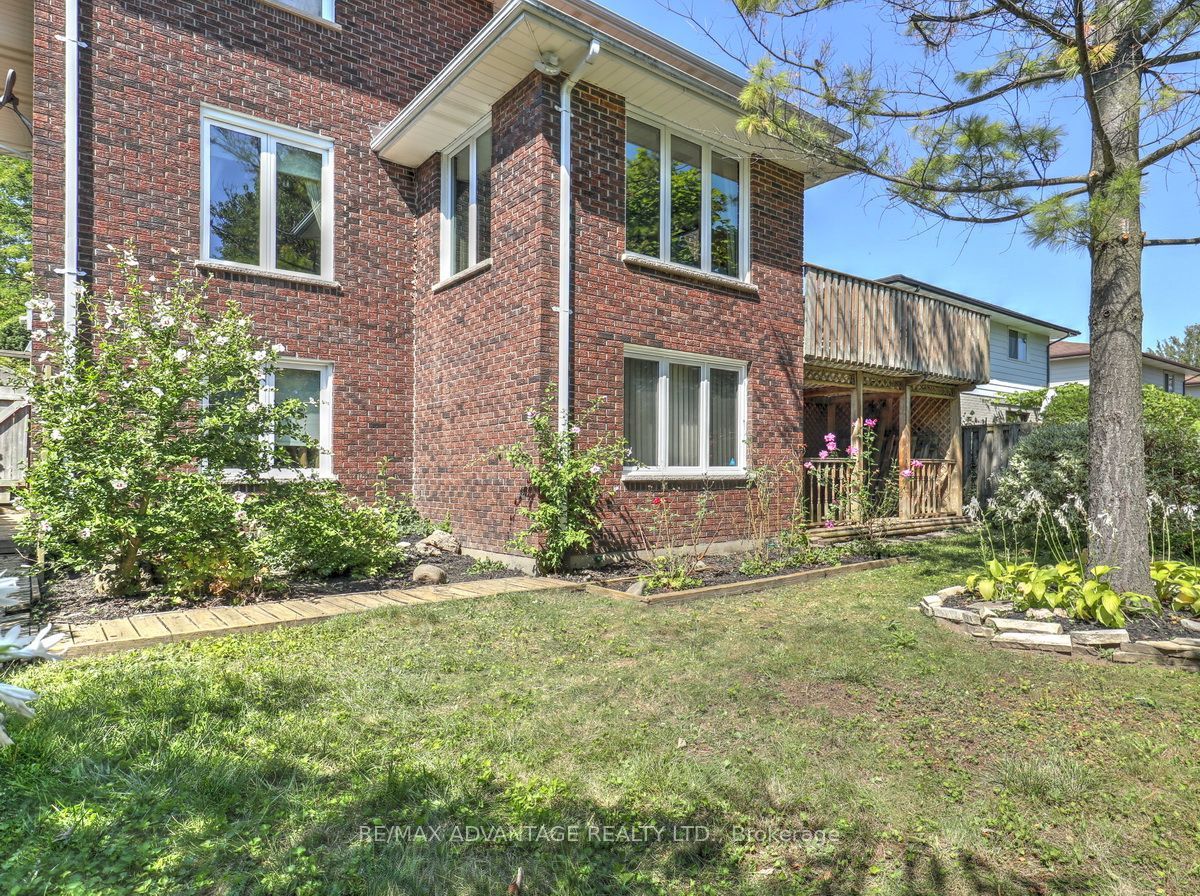 264 Suffolk Place Property Photo 3