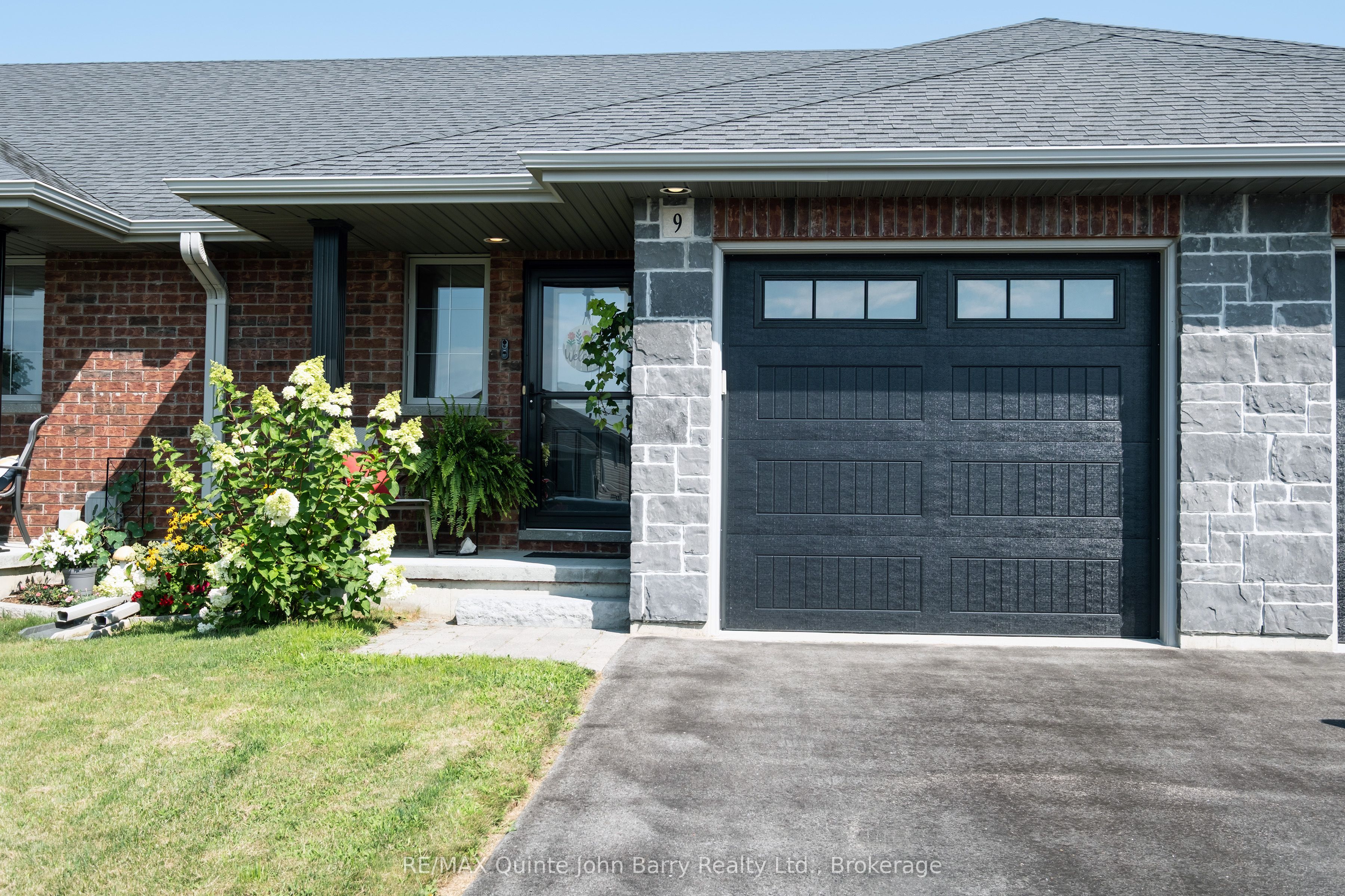 9 McIntosh Crescent Property Photo 1
