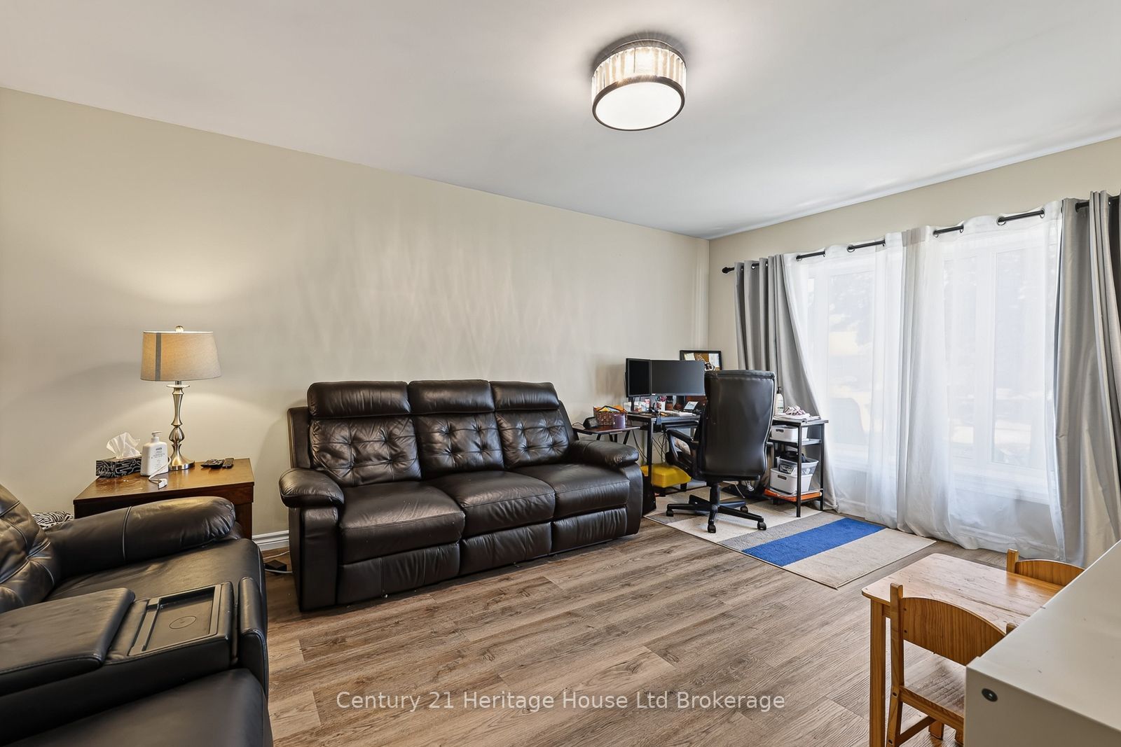 138 Lyndale Crescent Property Photo 2