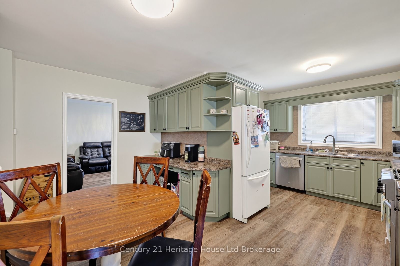 138 Lyndale Crescent Property Photo 3