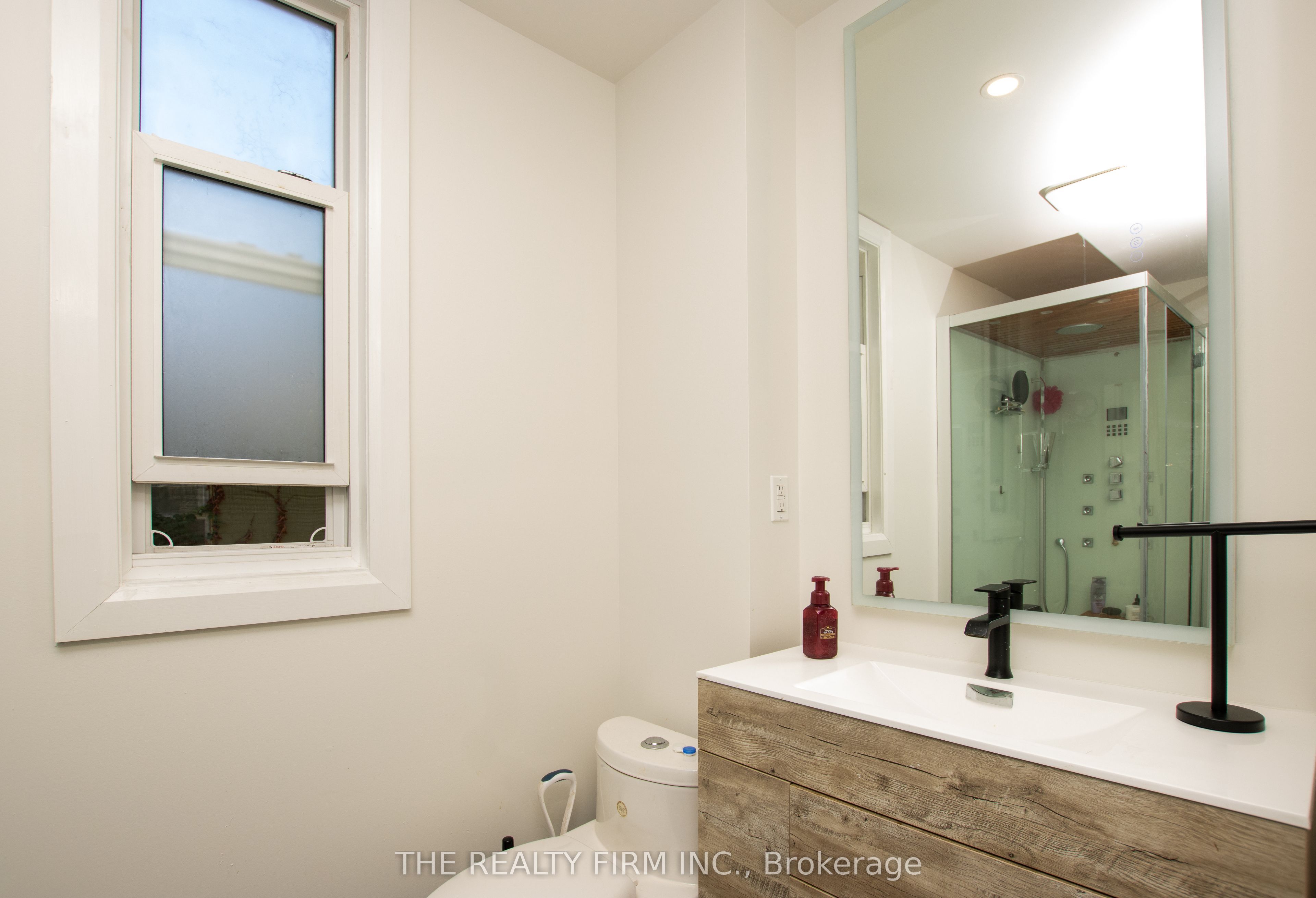 772-774 Queens Avenue Property Photo 13