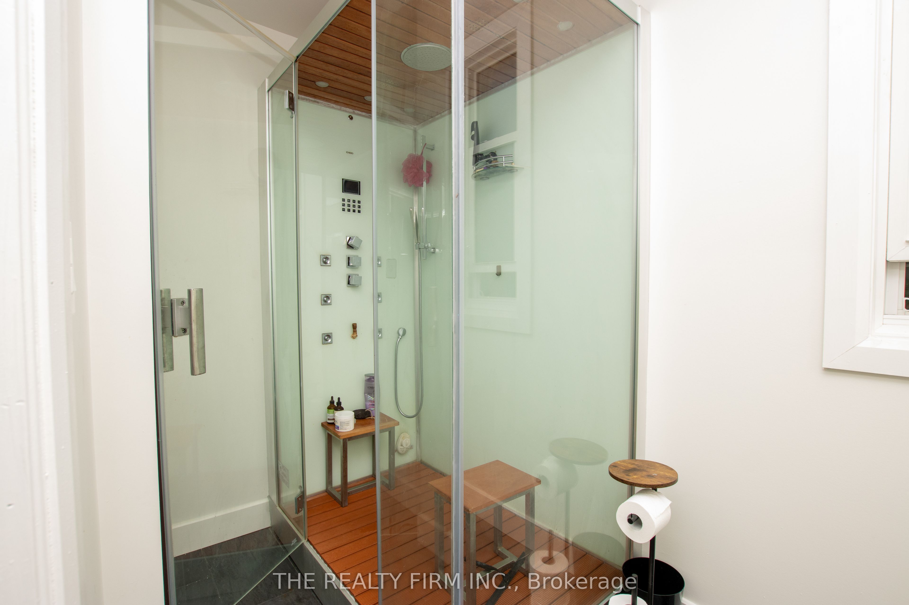 772-774 Queens Avenue Property Photo 14
