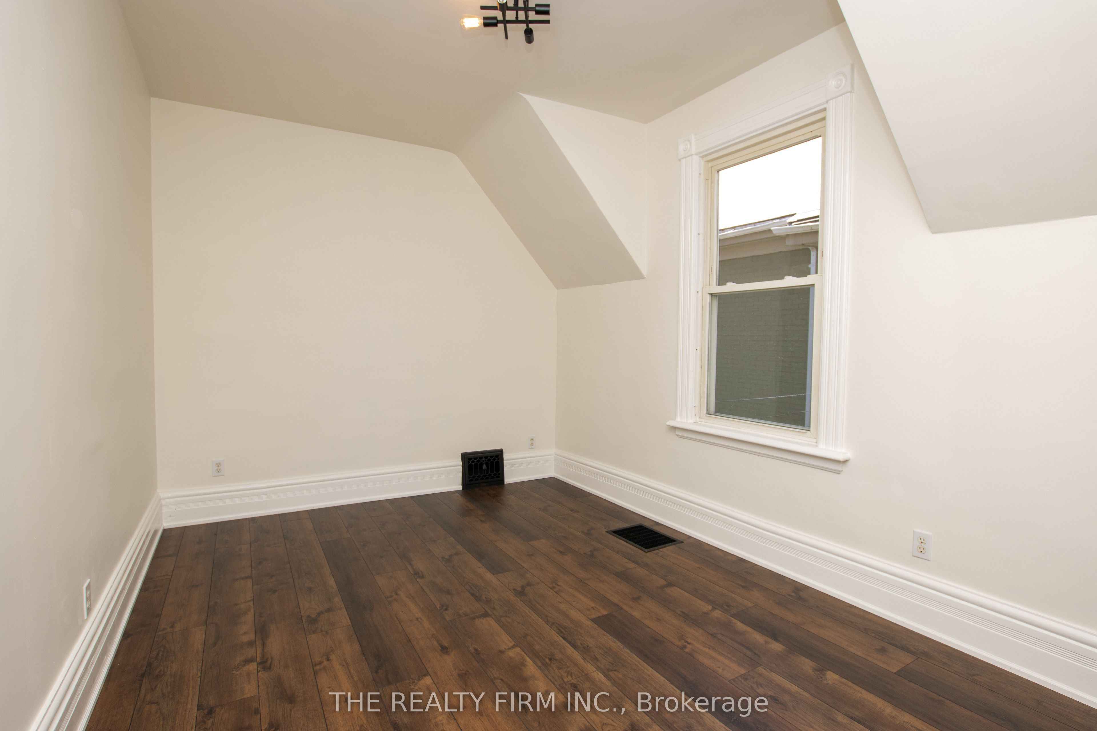 772-774 Queens Avenue Property Photo 29
