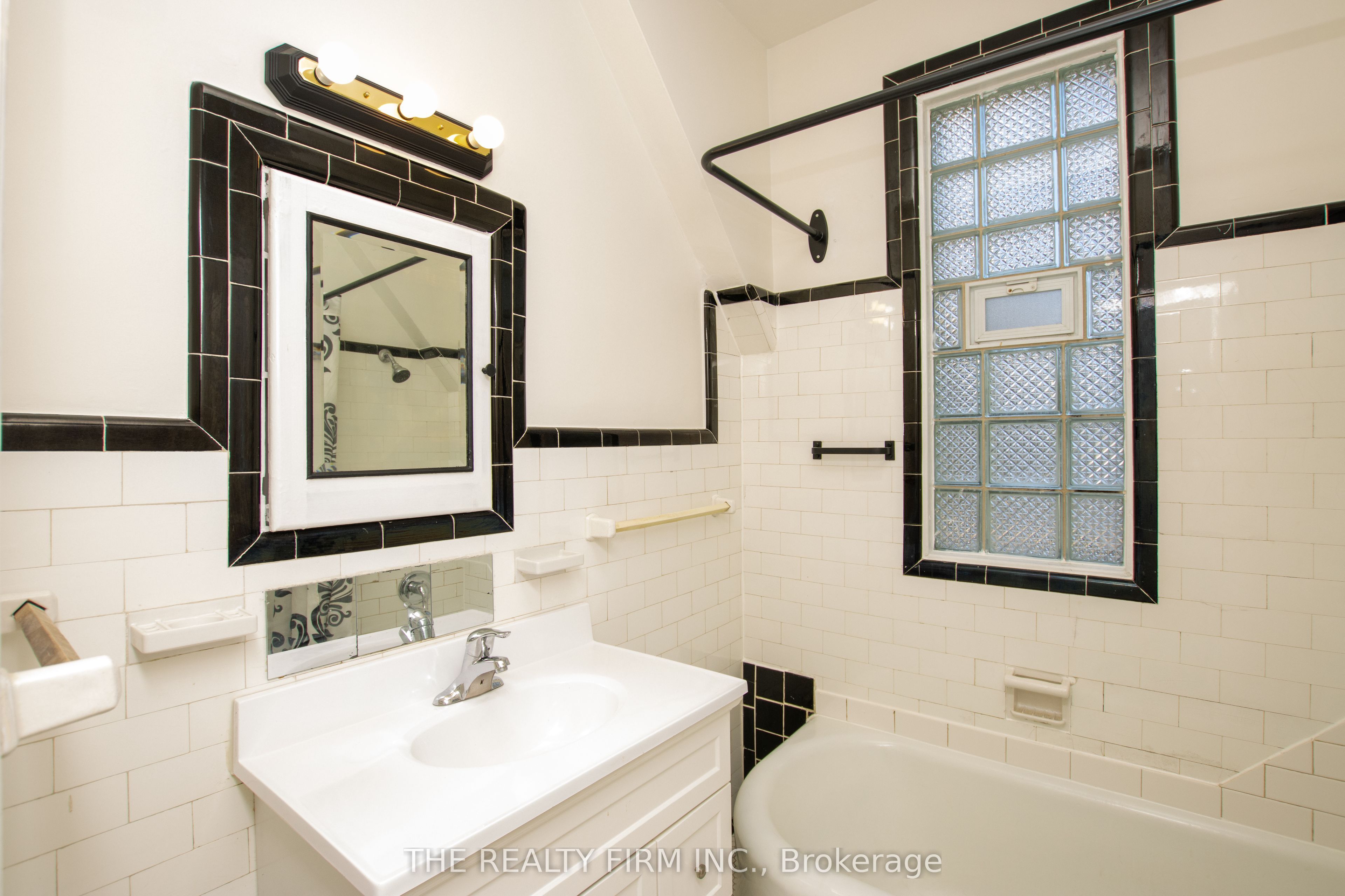 772-774 Queens Avenue Property Photo 32