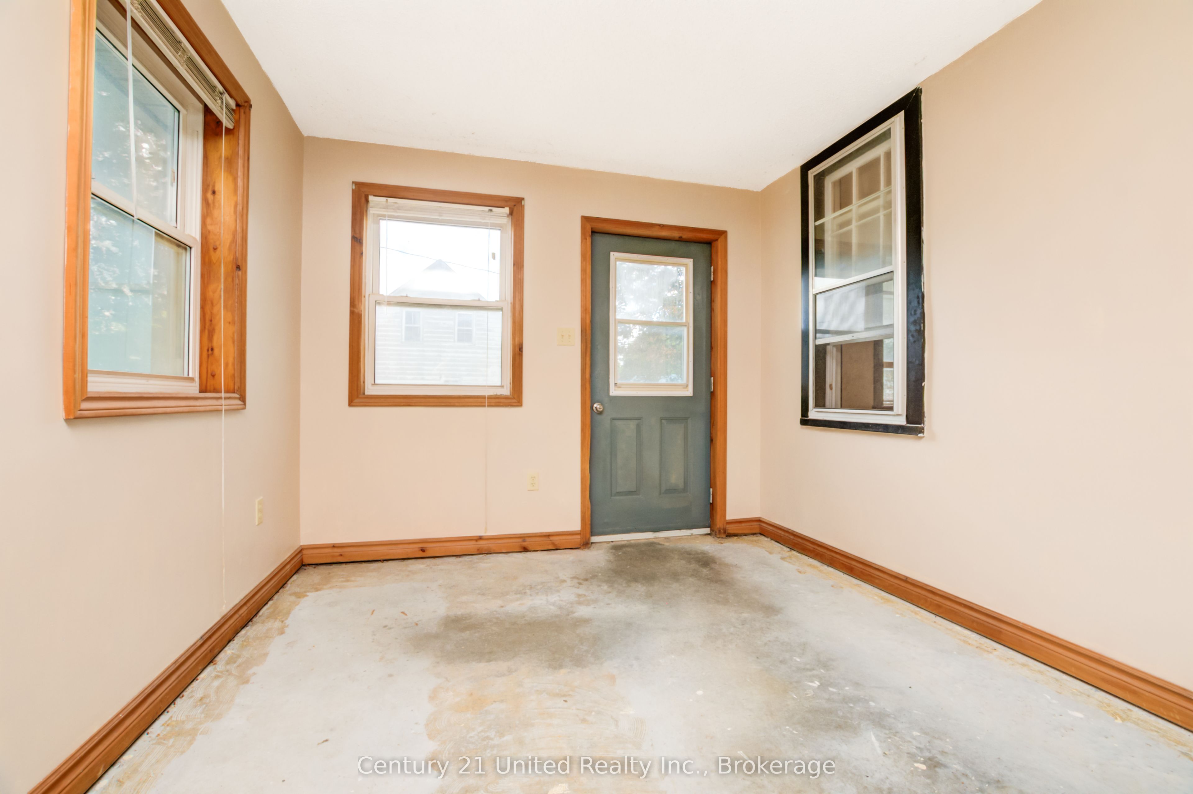 140 Queen Street Property Photo 6