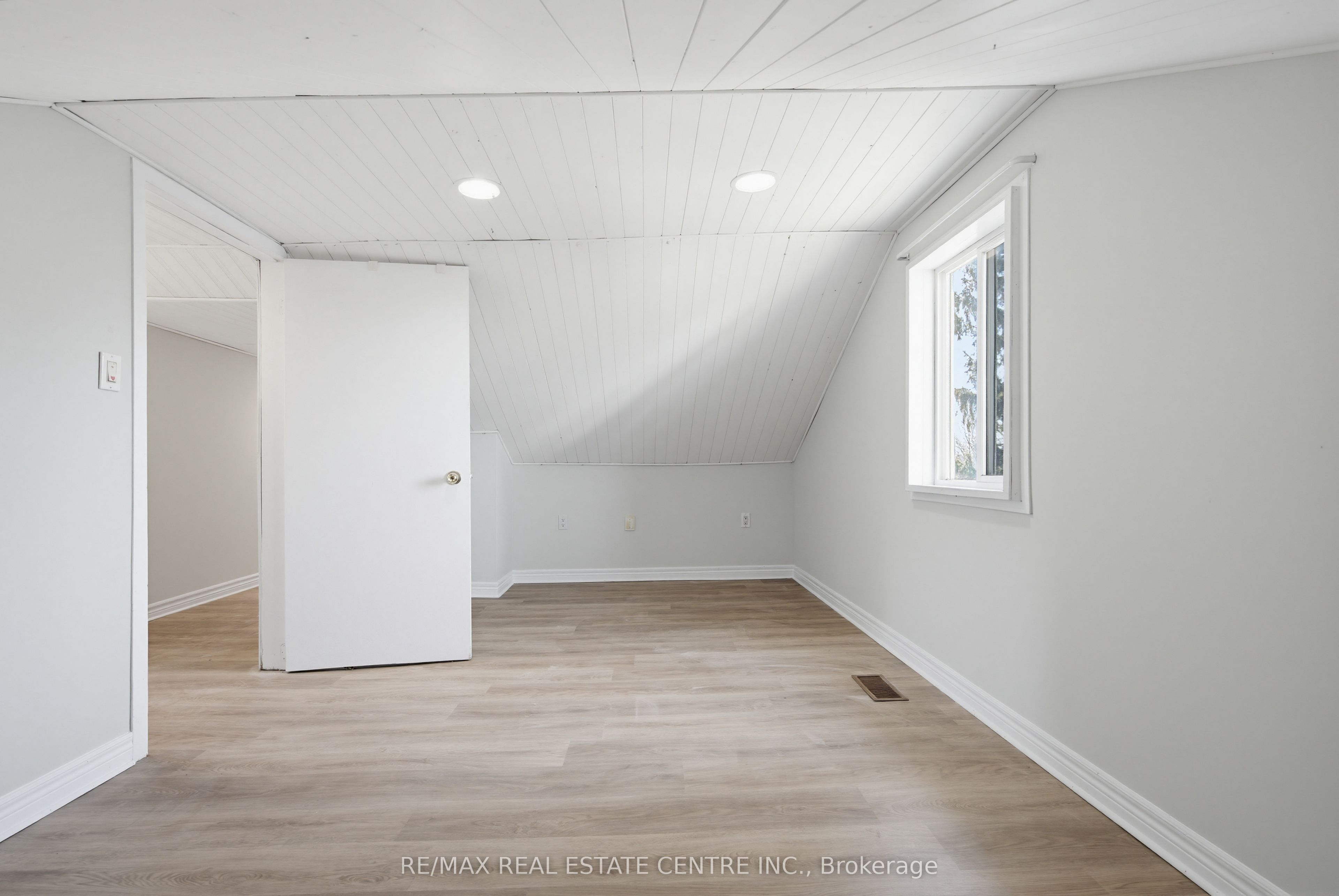 191290 13th Line Property Photo 16