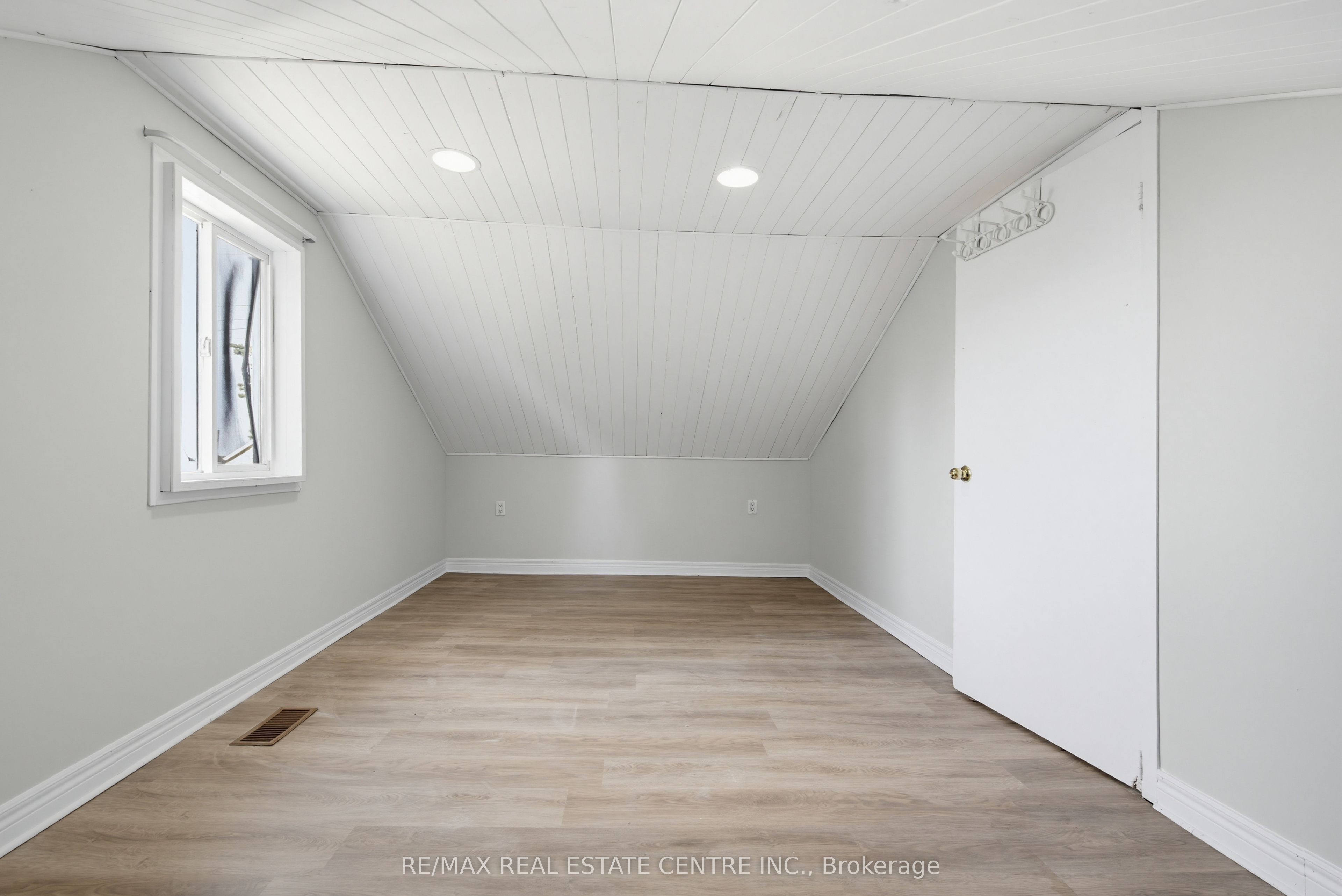 191290 13th Line Property Photo 17