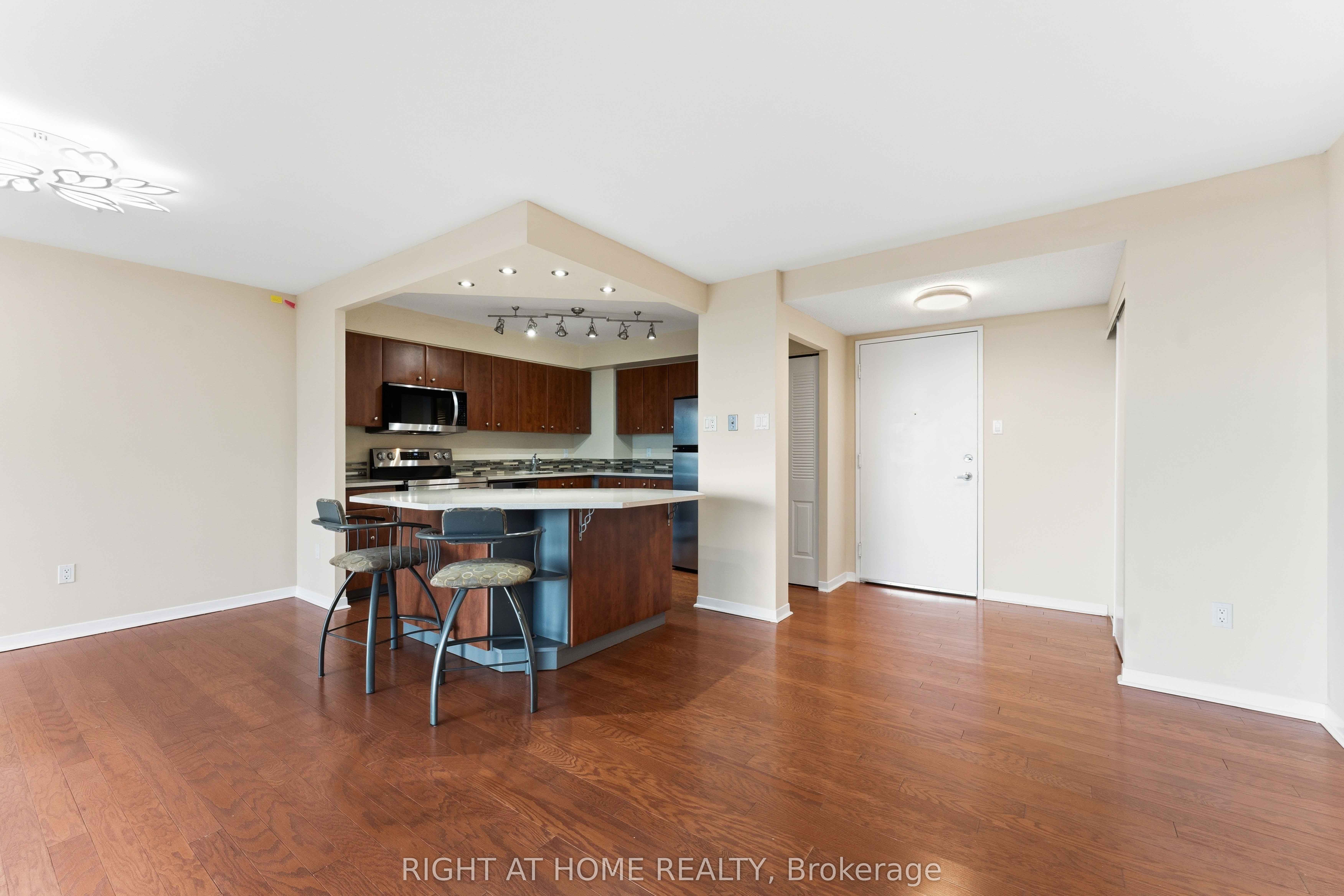 2759 Carousel Crescent 911 Property Photo 11