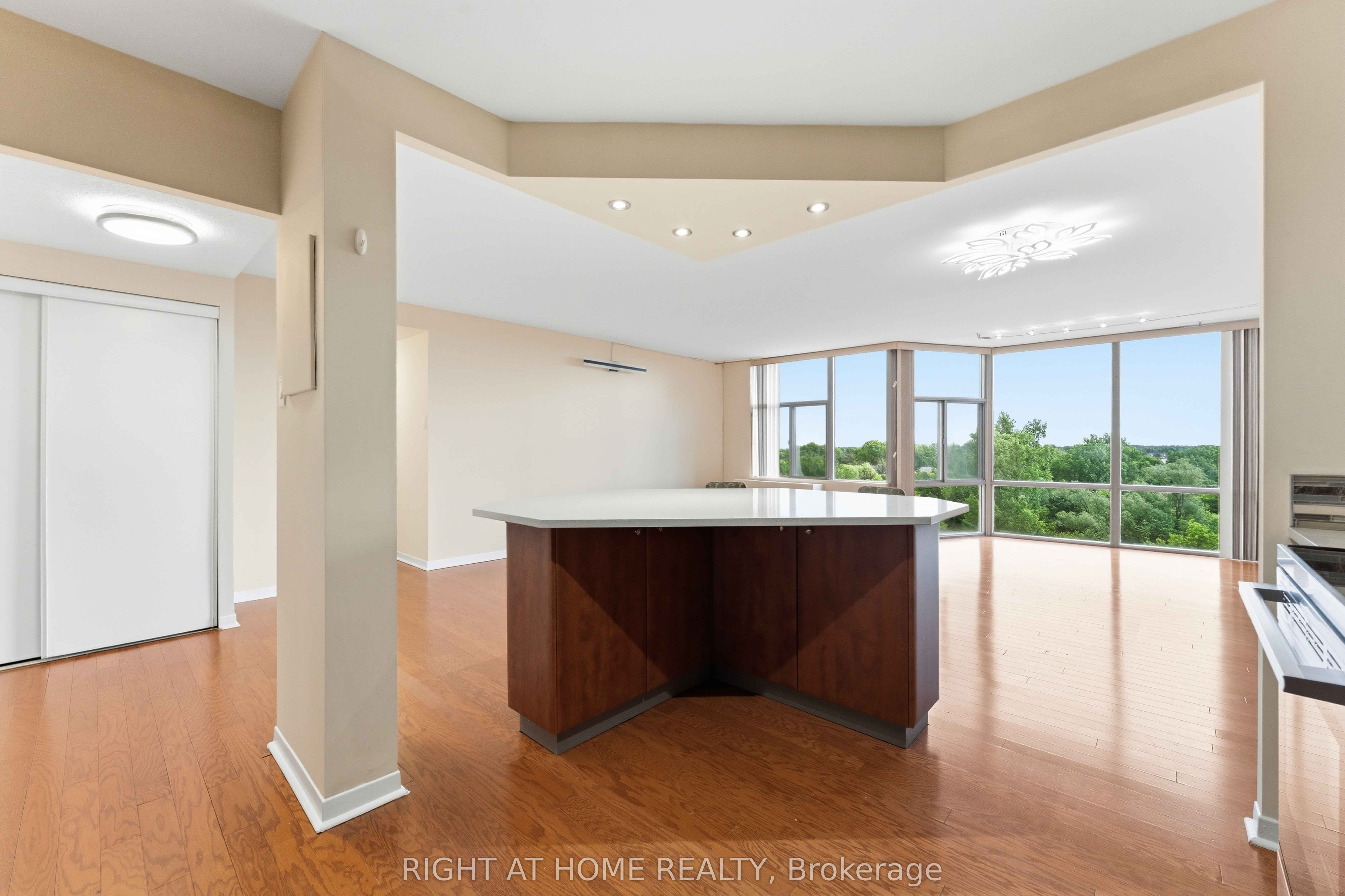 2759 Carousel Crescent 911 Property Photo 15