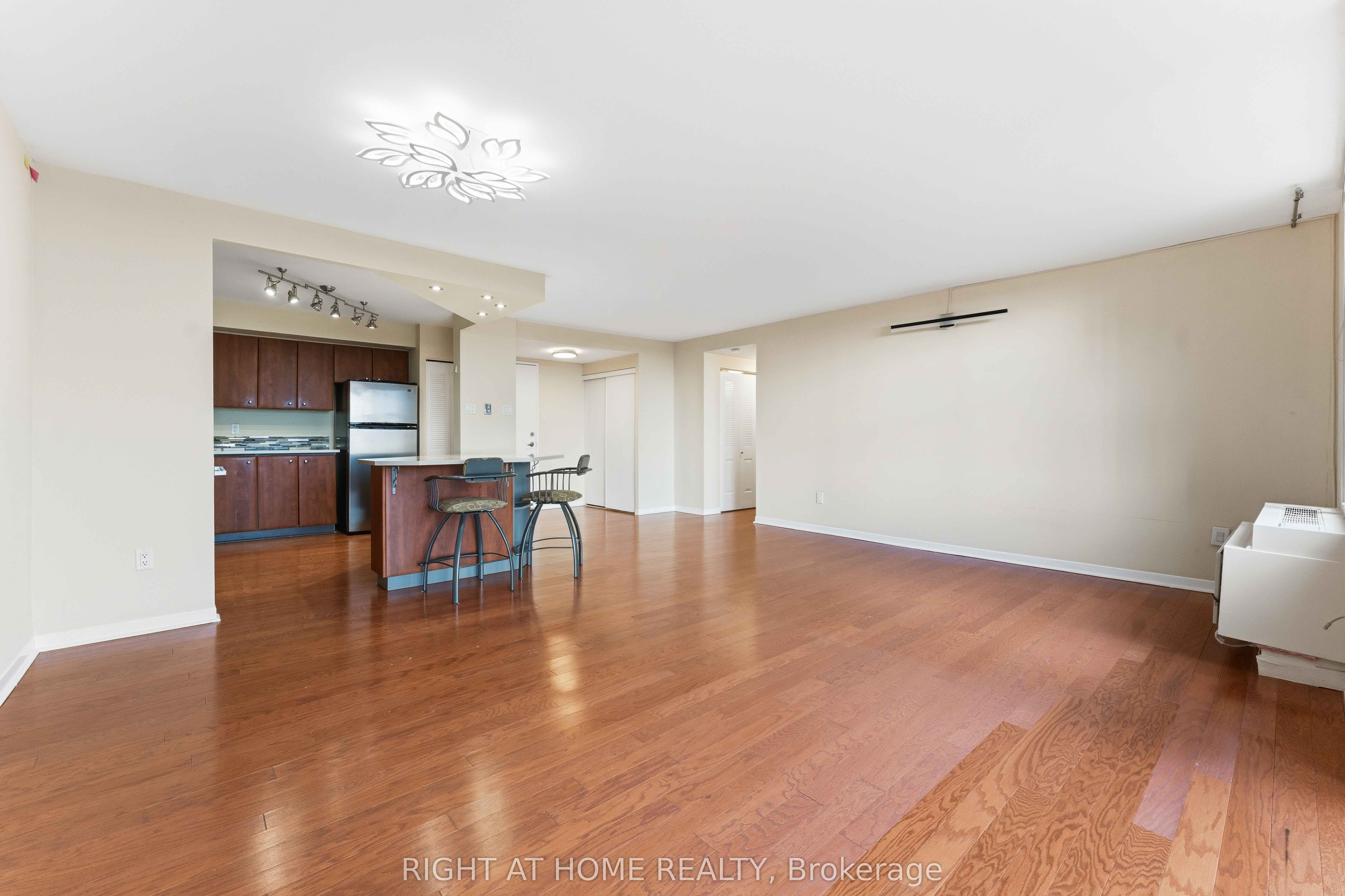 2759 Carousel Crescent 911 Property Photo 23
