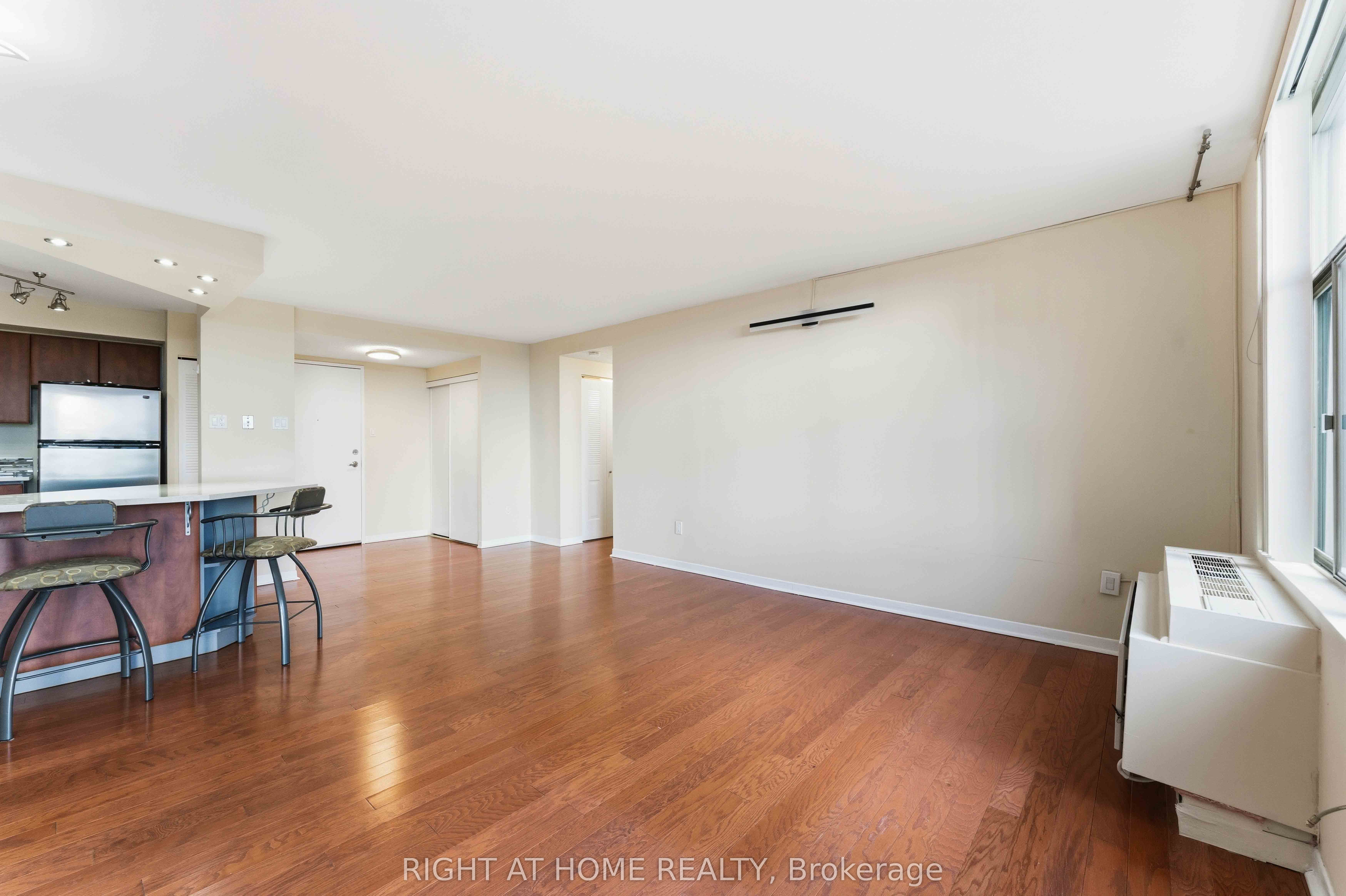 2759 Carousel Crescent 911 Property Photo 25