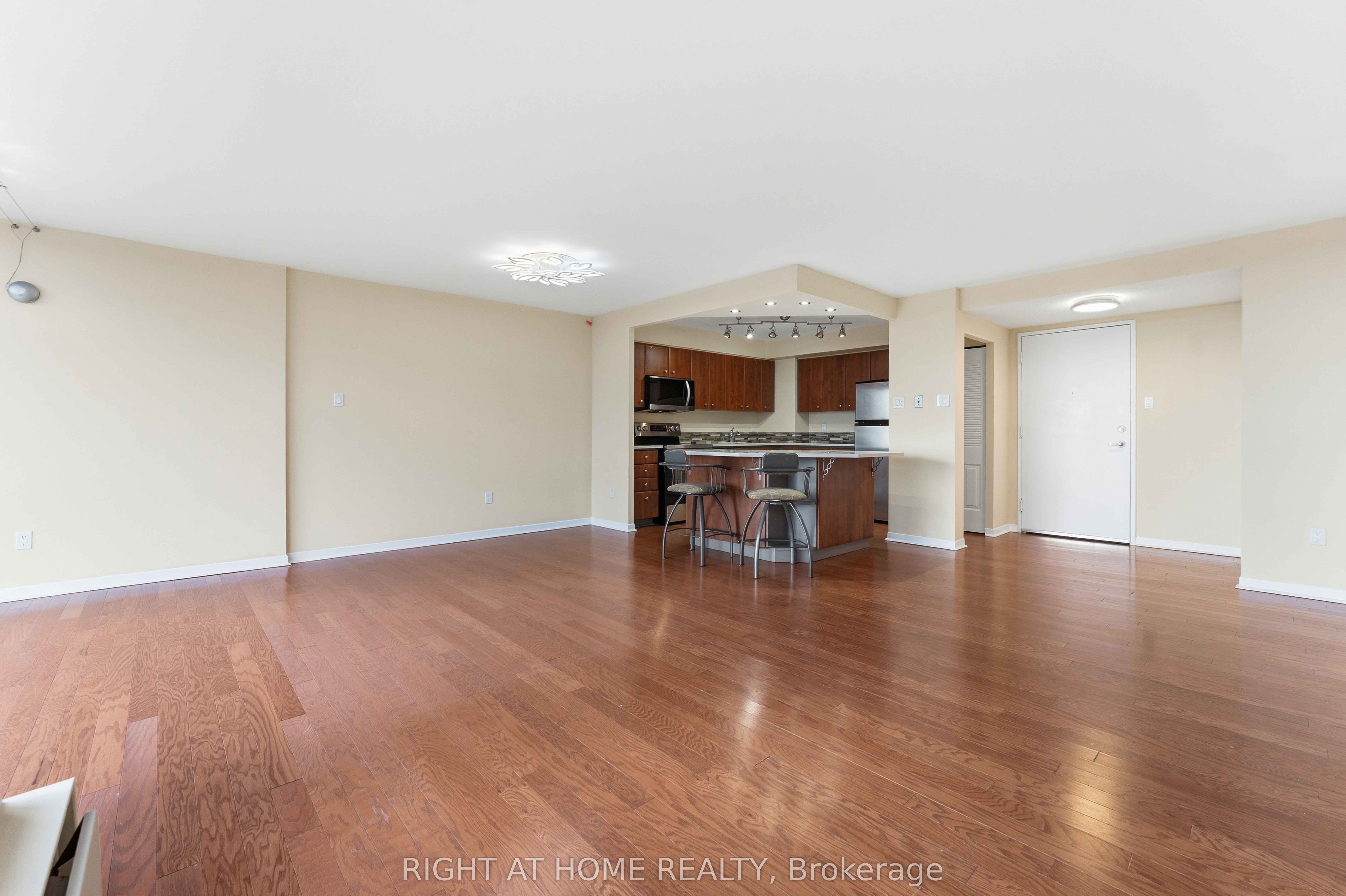 2759 Carousel Crescent 911 Property Photo 26