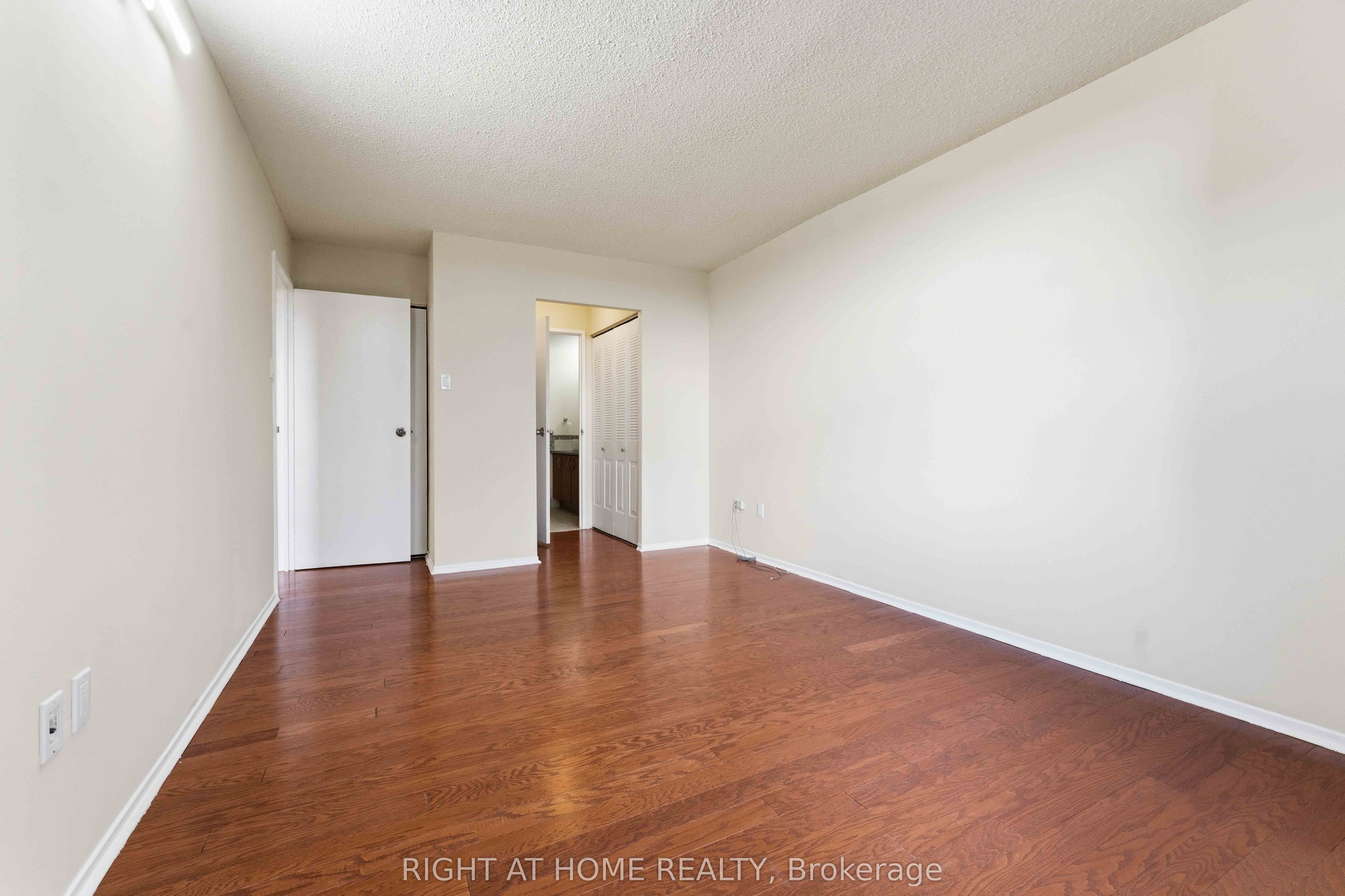 2759 Carousel Crescent 911 Property Photo 31