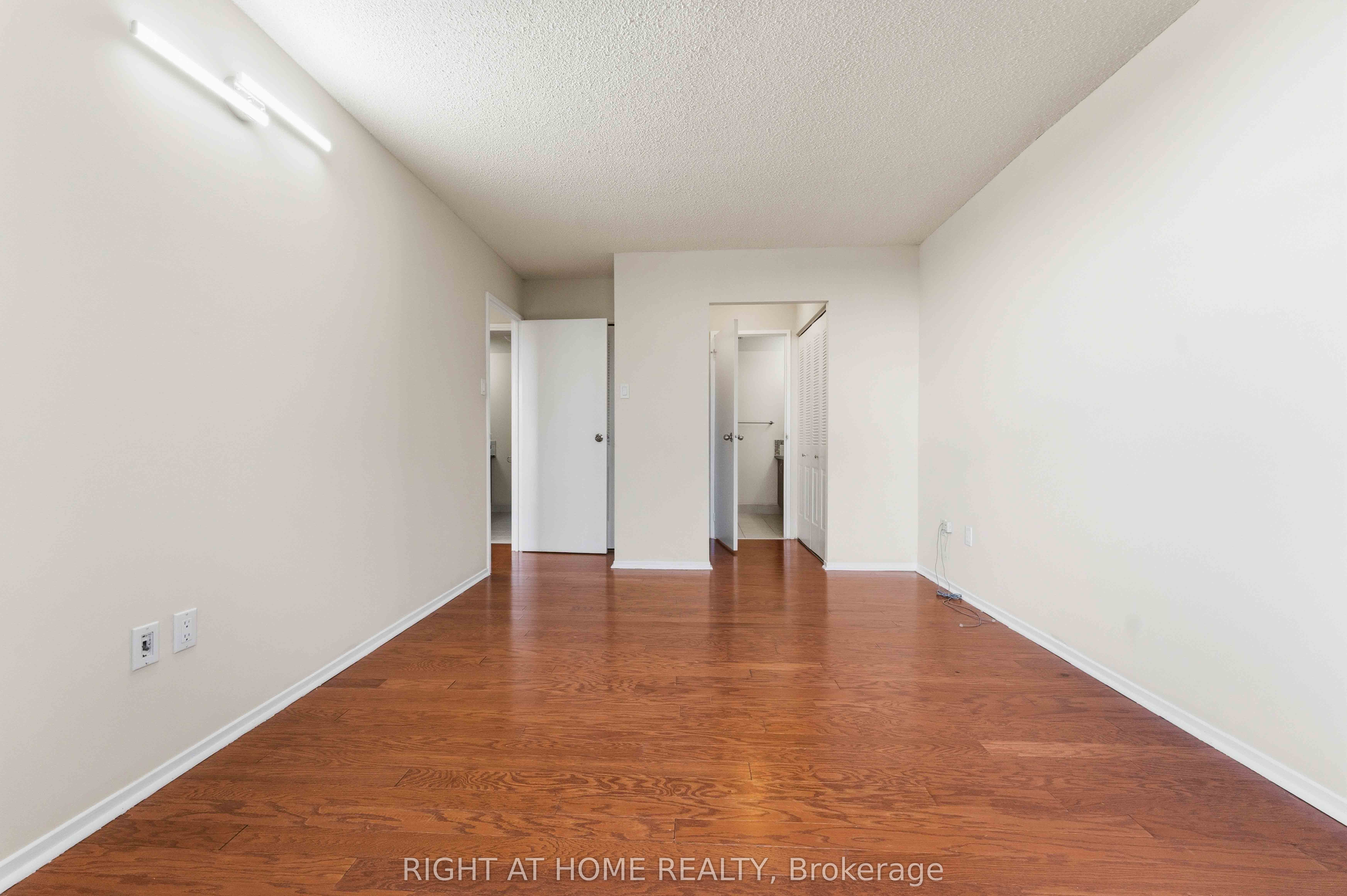 2759 Carousel Crescent 911 Property Photo 32