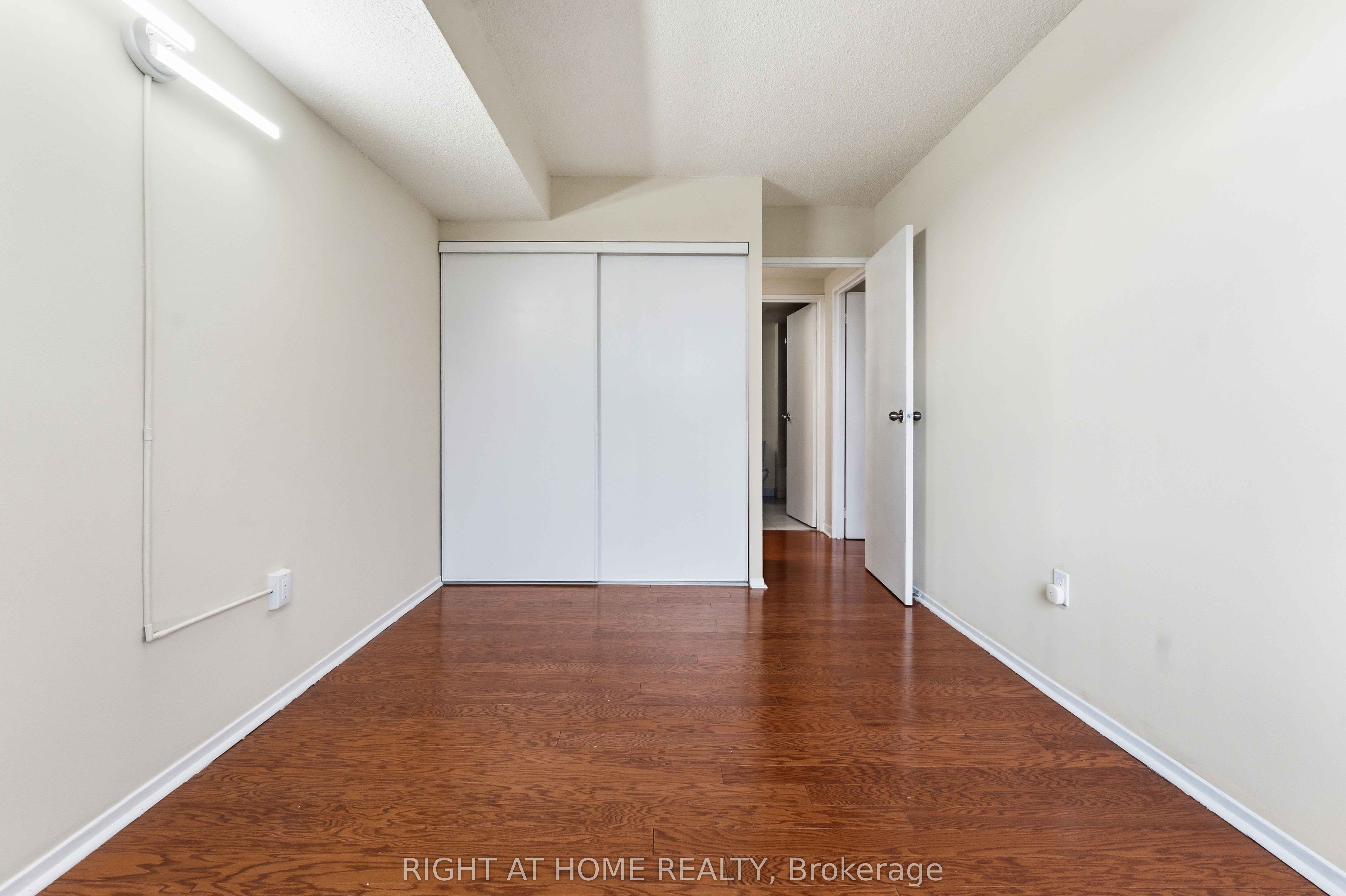 2759 Carousel Crescent 911 Property Photo 40