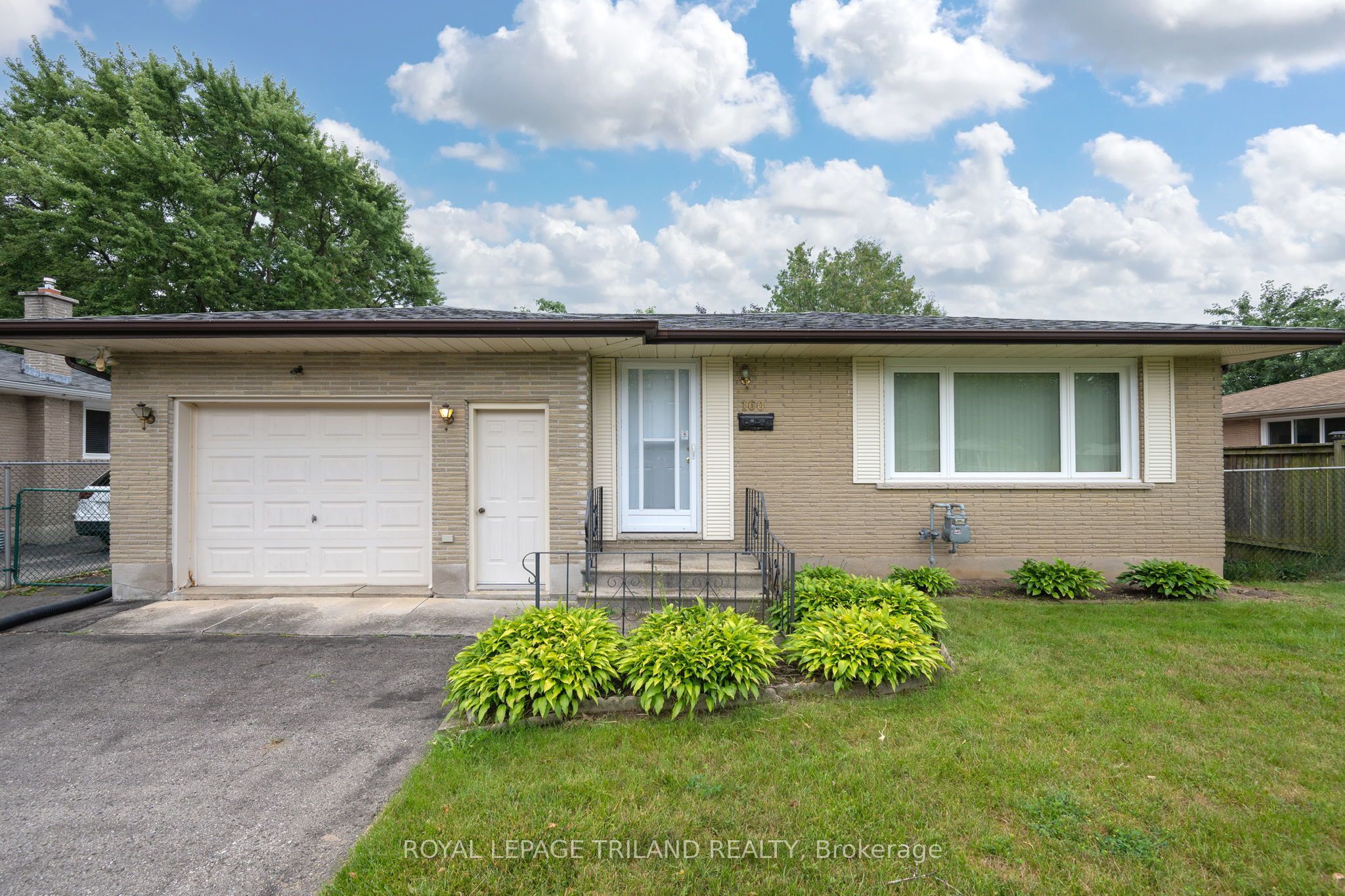160 Wellesley Crescent