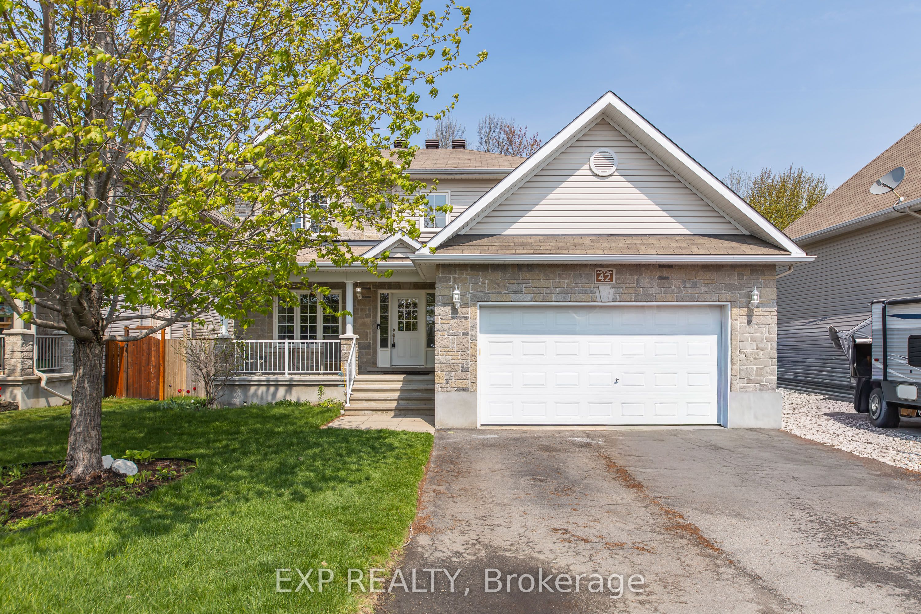 42 Oasis Street Property Photo 1
