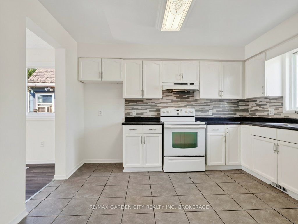 211 Morton Street S Property Photo 15