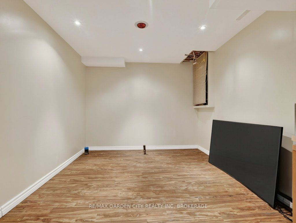 211 Morton Street S Property Photo 40