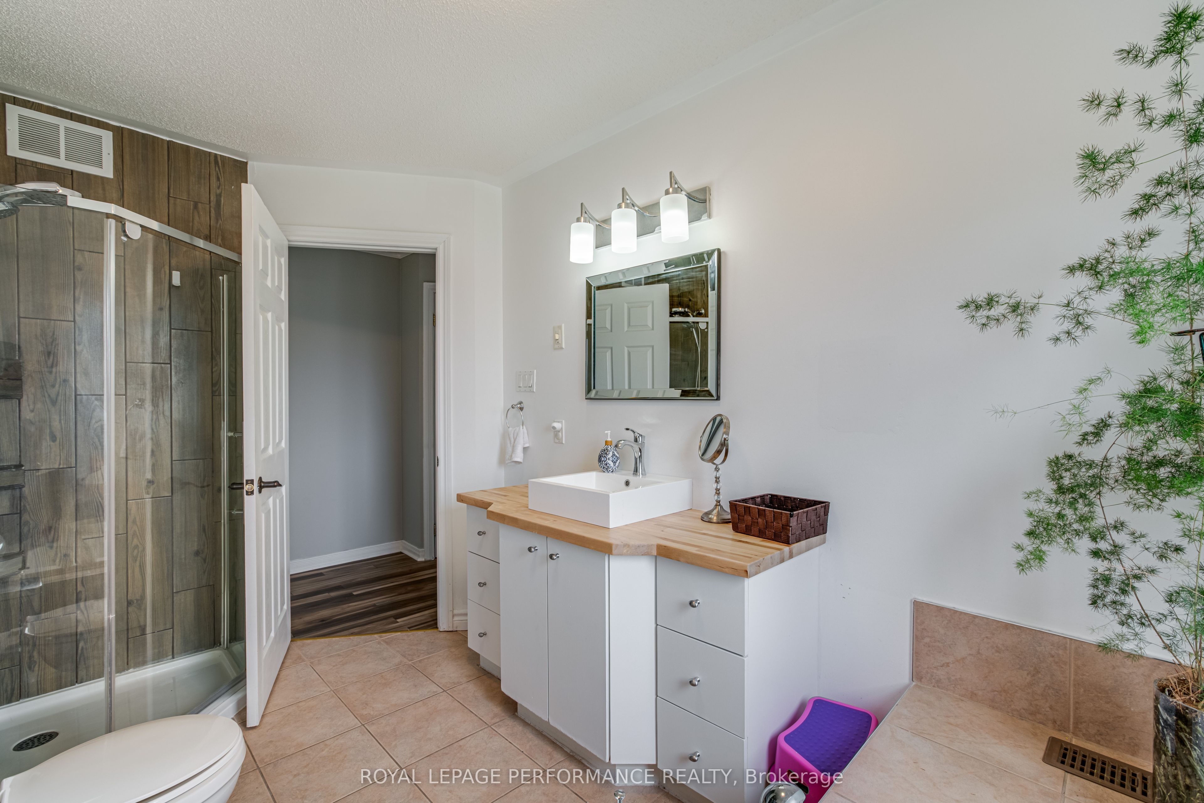 1890 Cassburn Road Property Photo 14