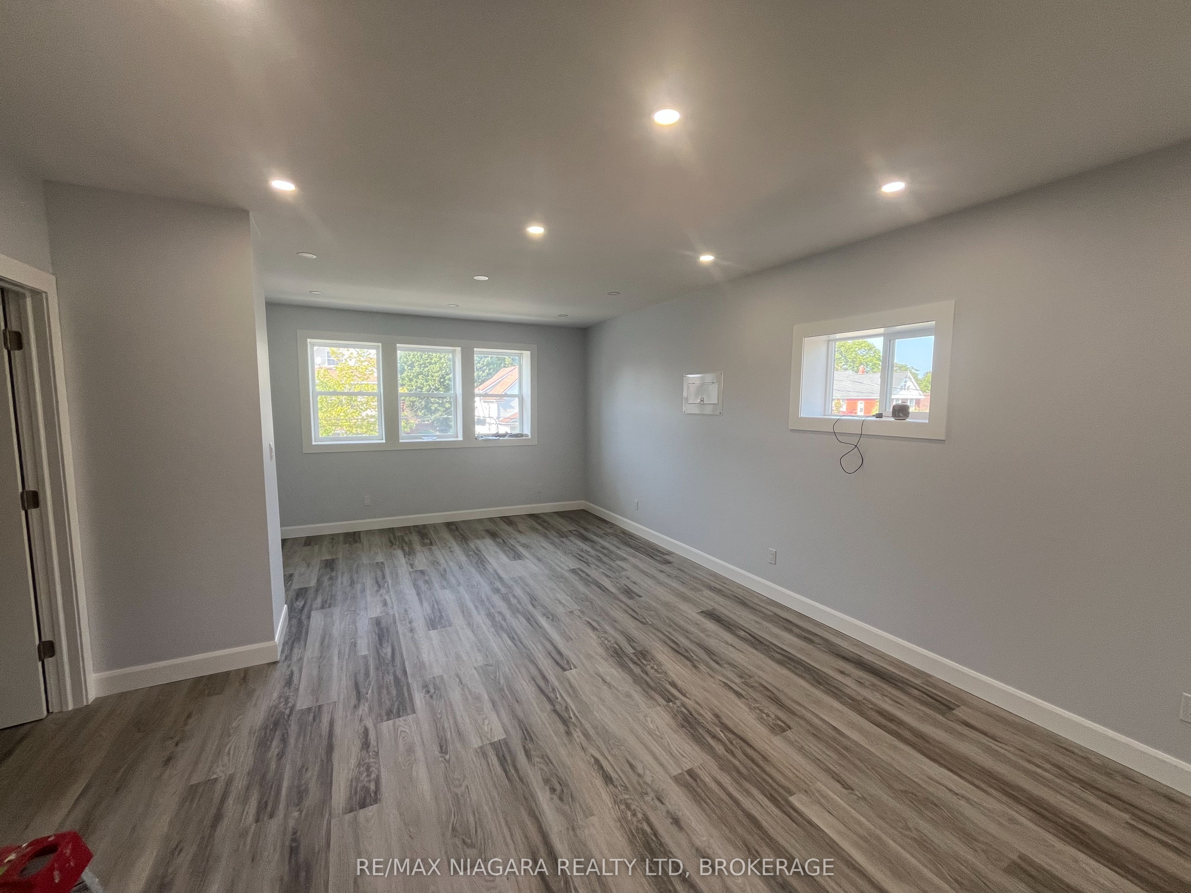 243 Dufferin Street Upper Front Property Photo 4