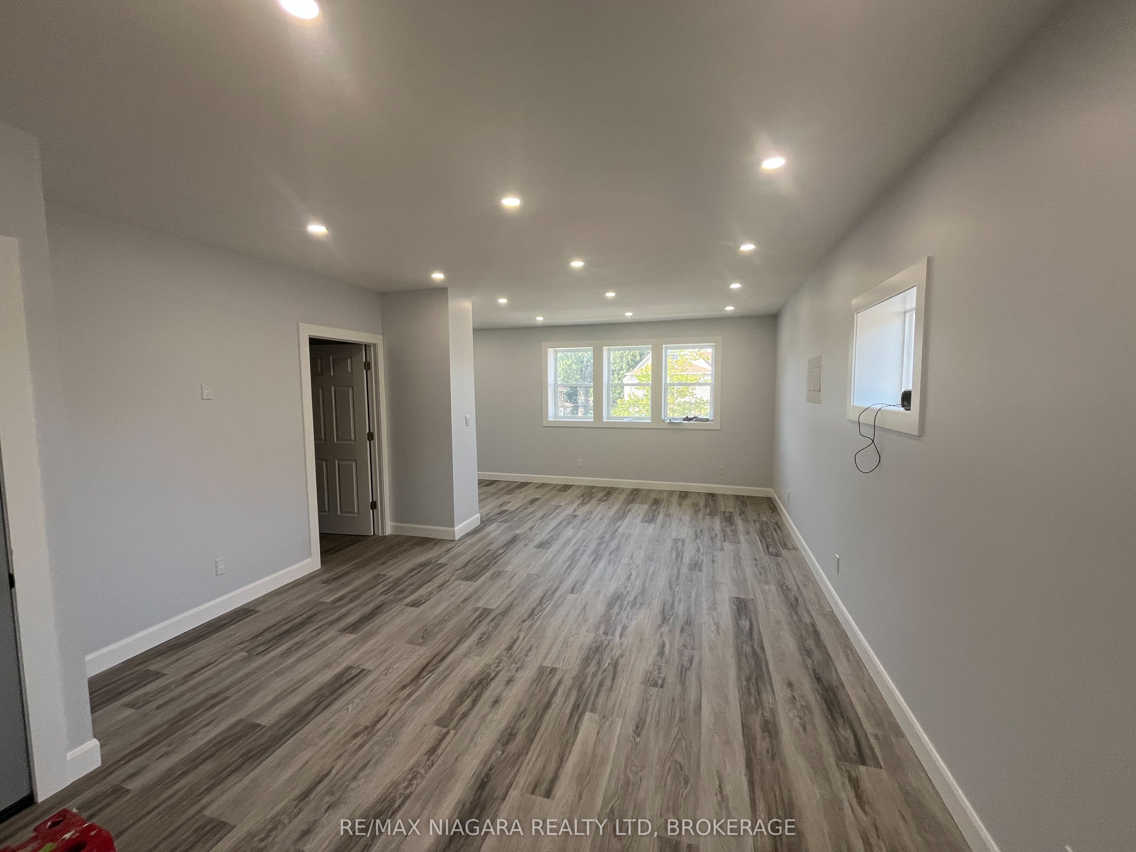 243 Dufferin Street Upper Front Property Photo 5