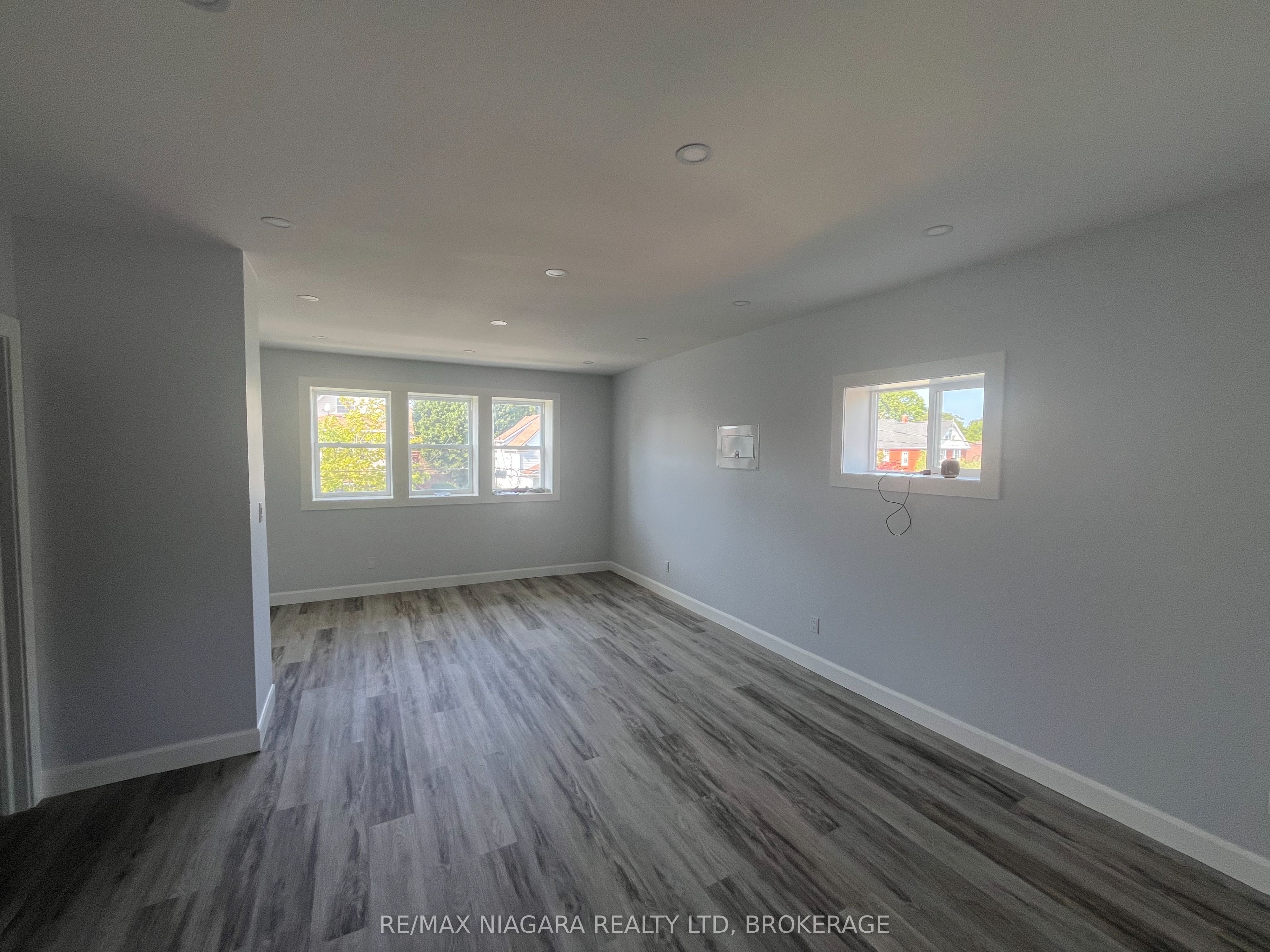 243 Dufferin Street Upper Front Property Photo 6