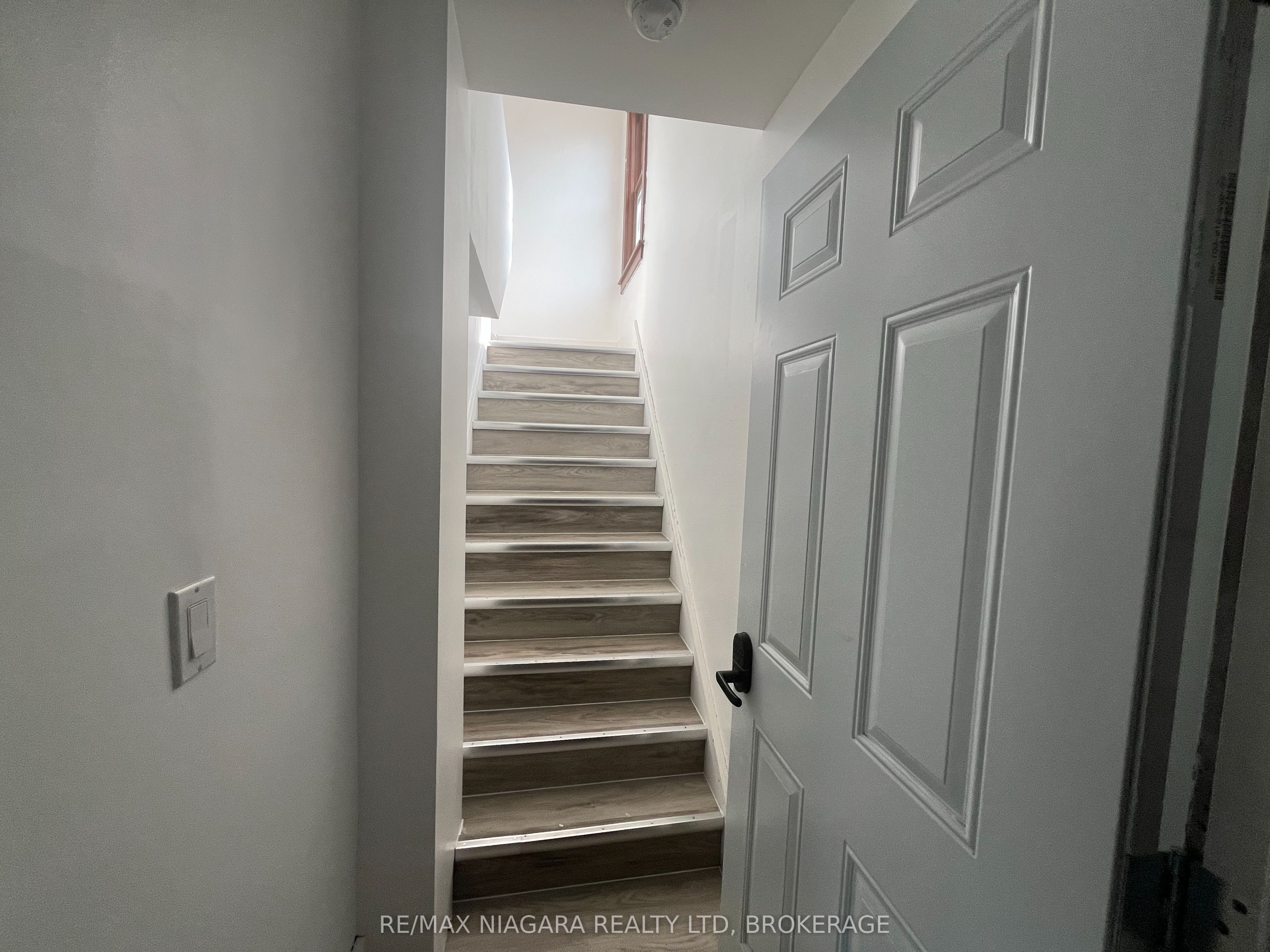 243 Dufferin Street Upper Front Property Photo 16