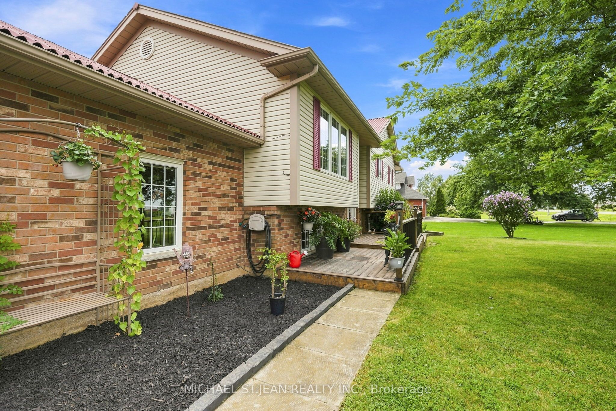 3557 Grimsby Road Property Photo 8