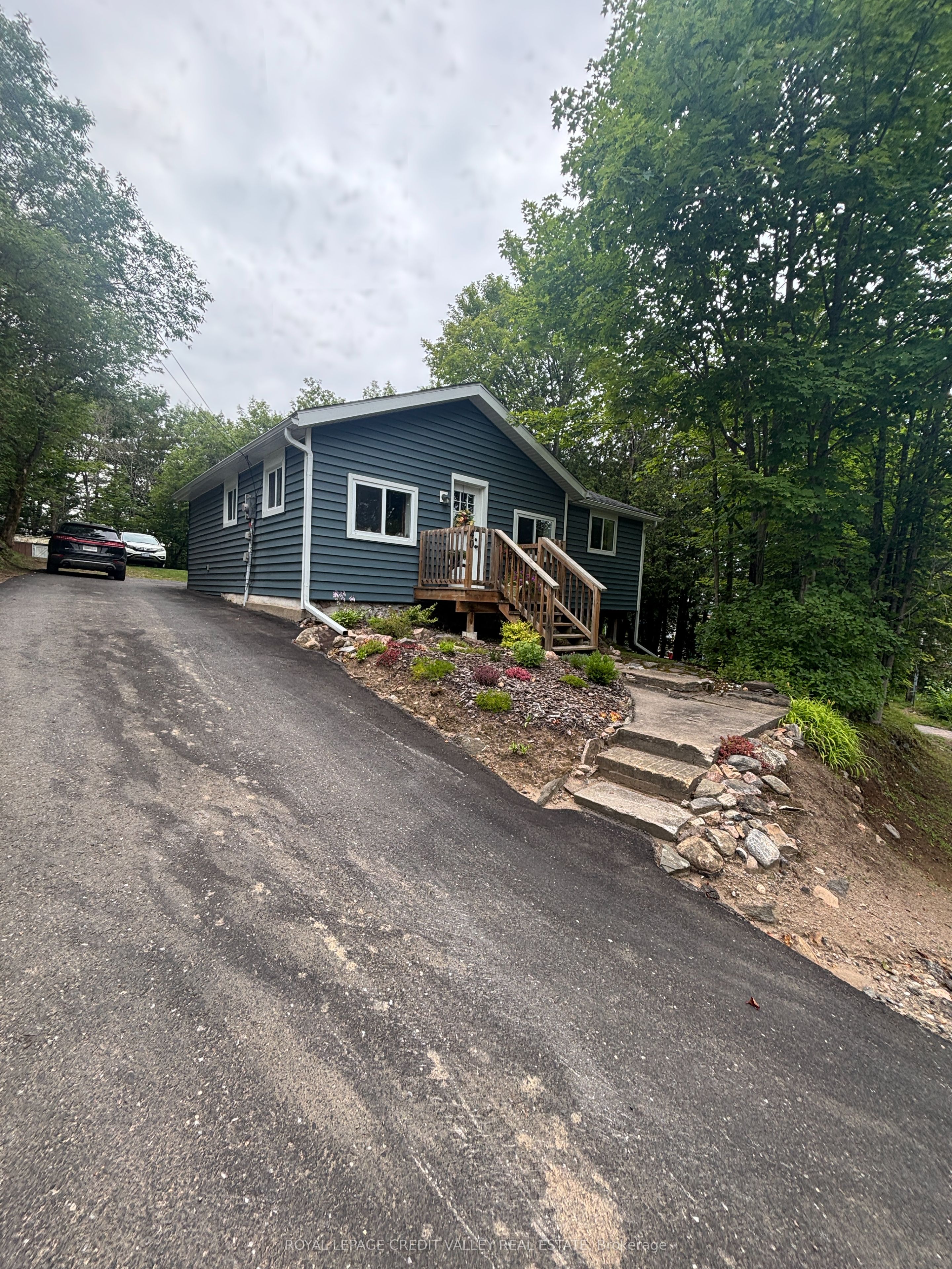 39 Cleak Avenue N Property Photo 1