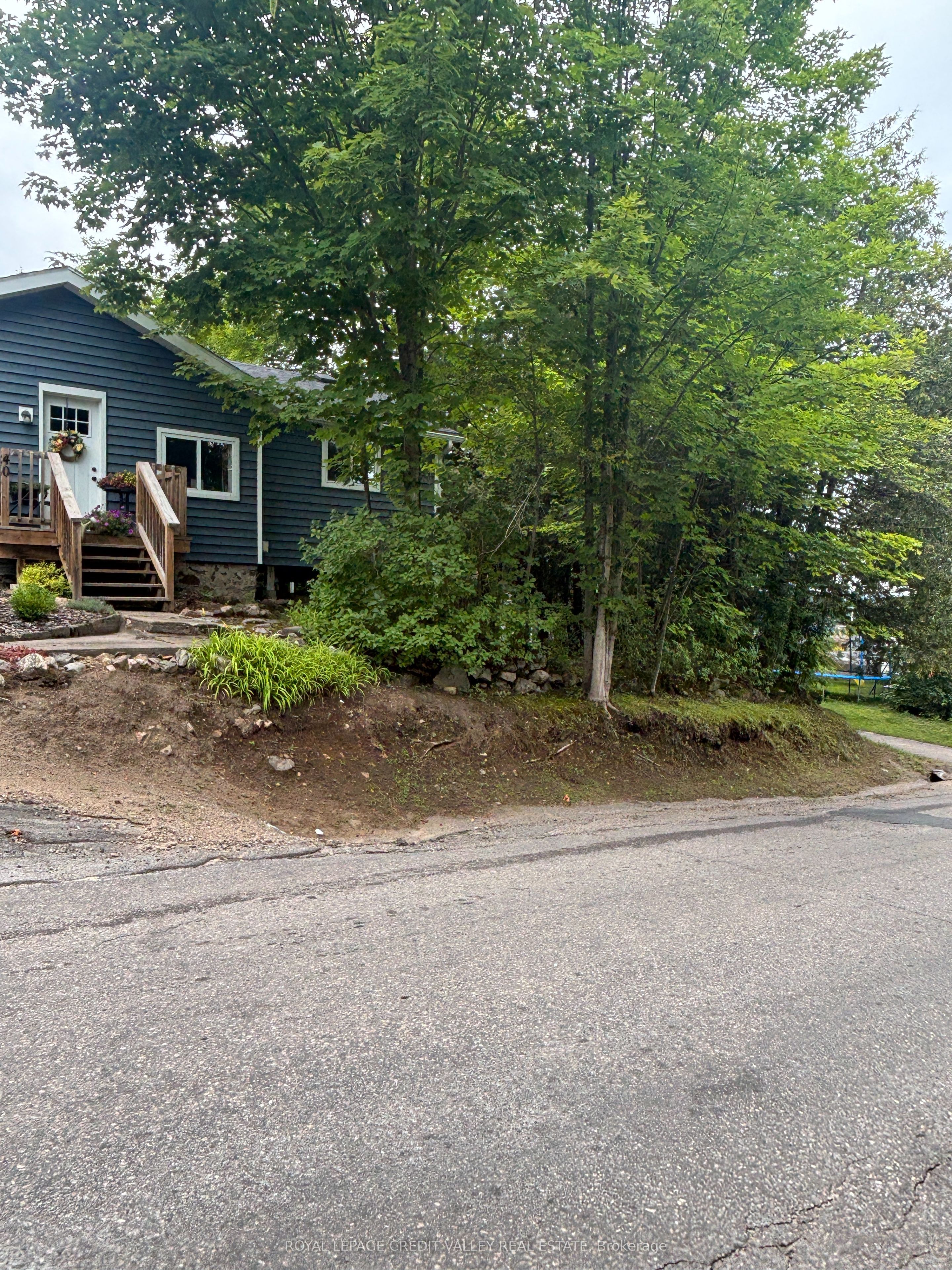 39 Cleak Avenue N Property Photo 4