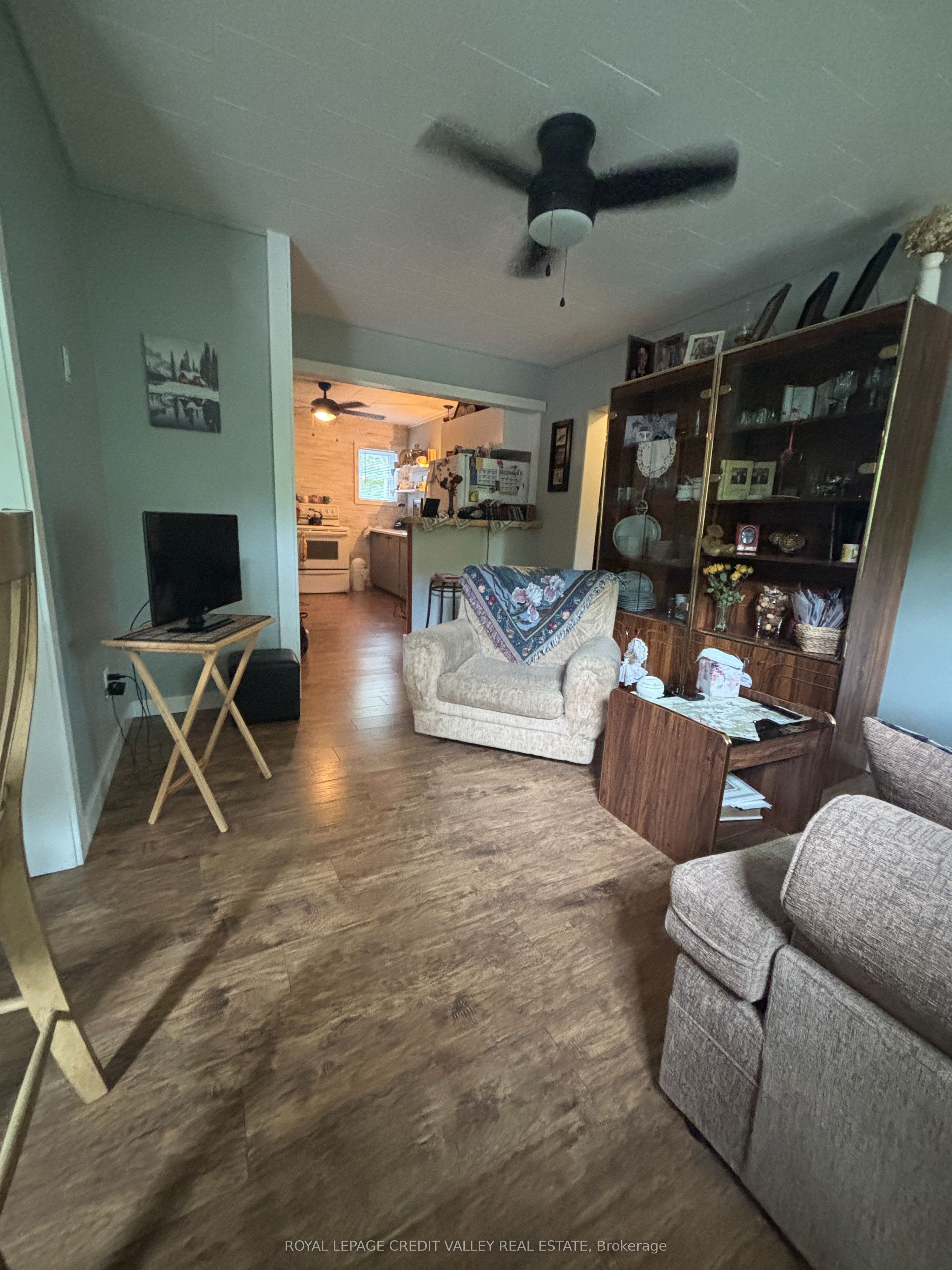 39 Cleak Avenue N Property Photo 8