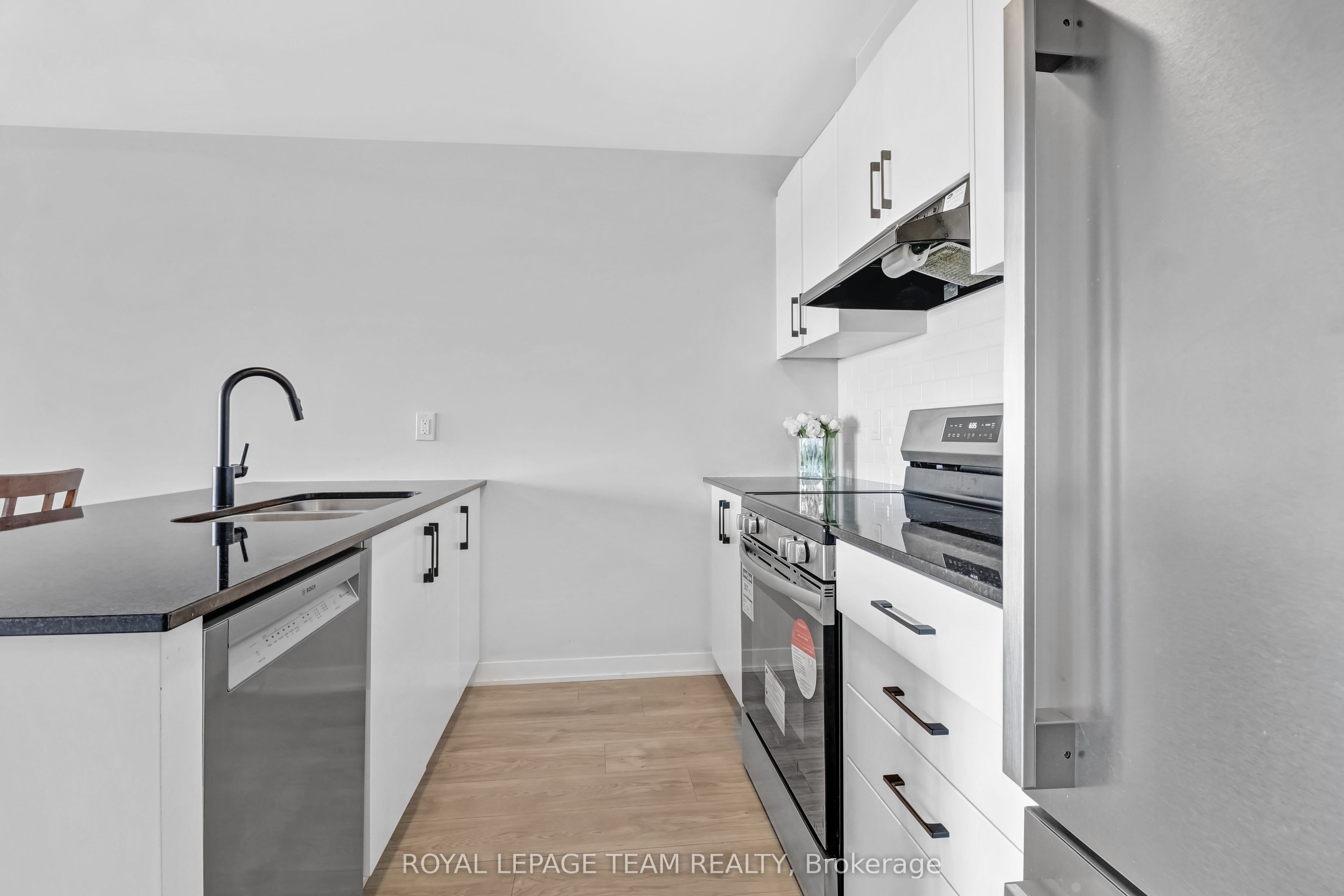 620 Parnian Private Property Photo 8