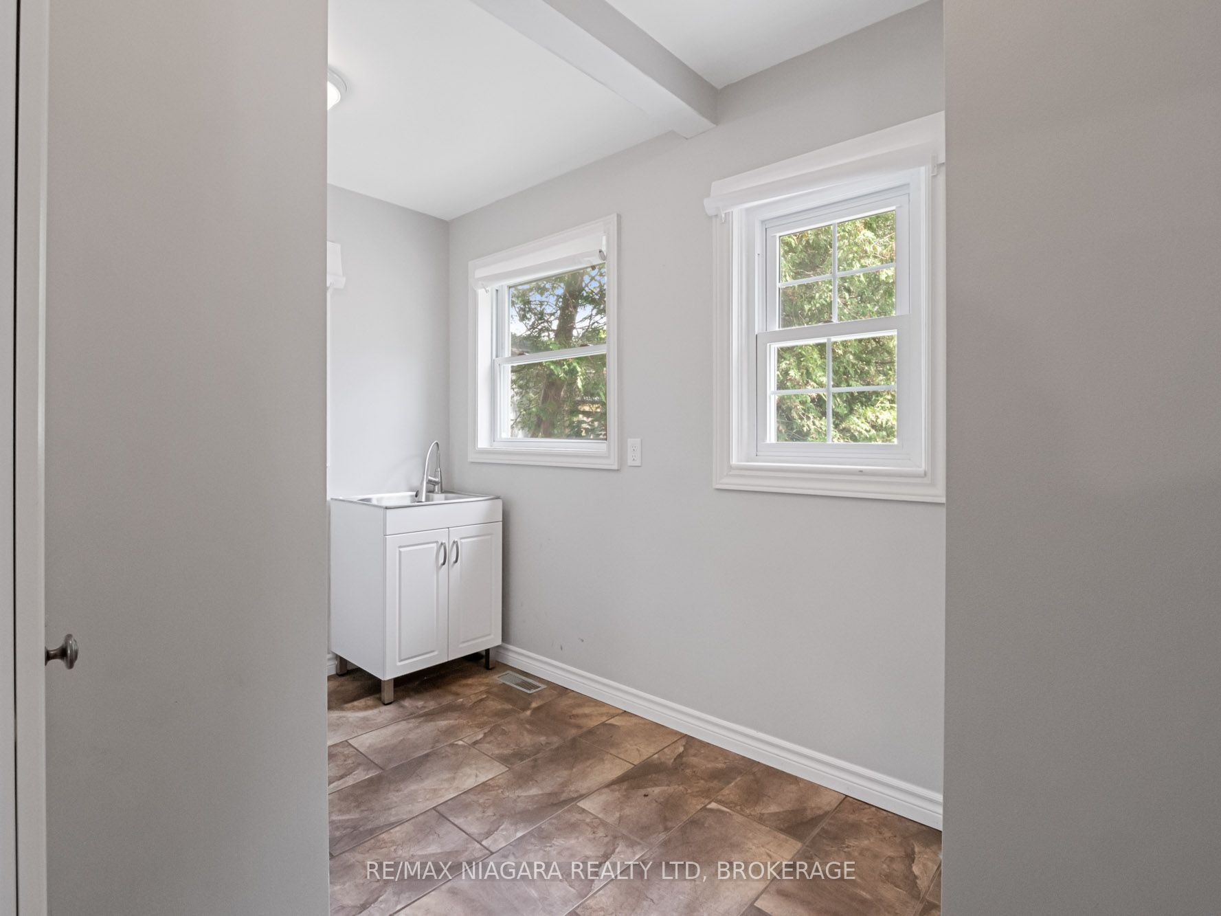 430 Ridge Road N Property Photo 14