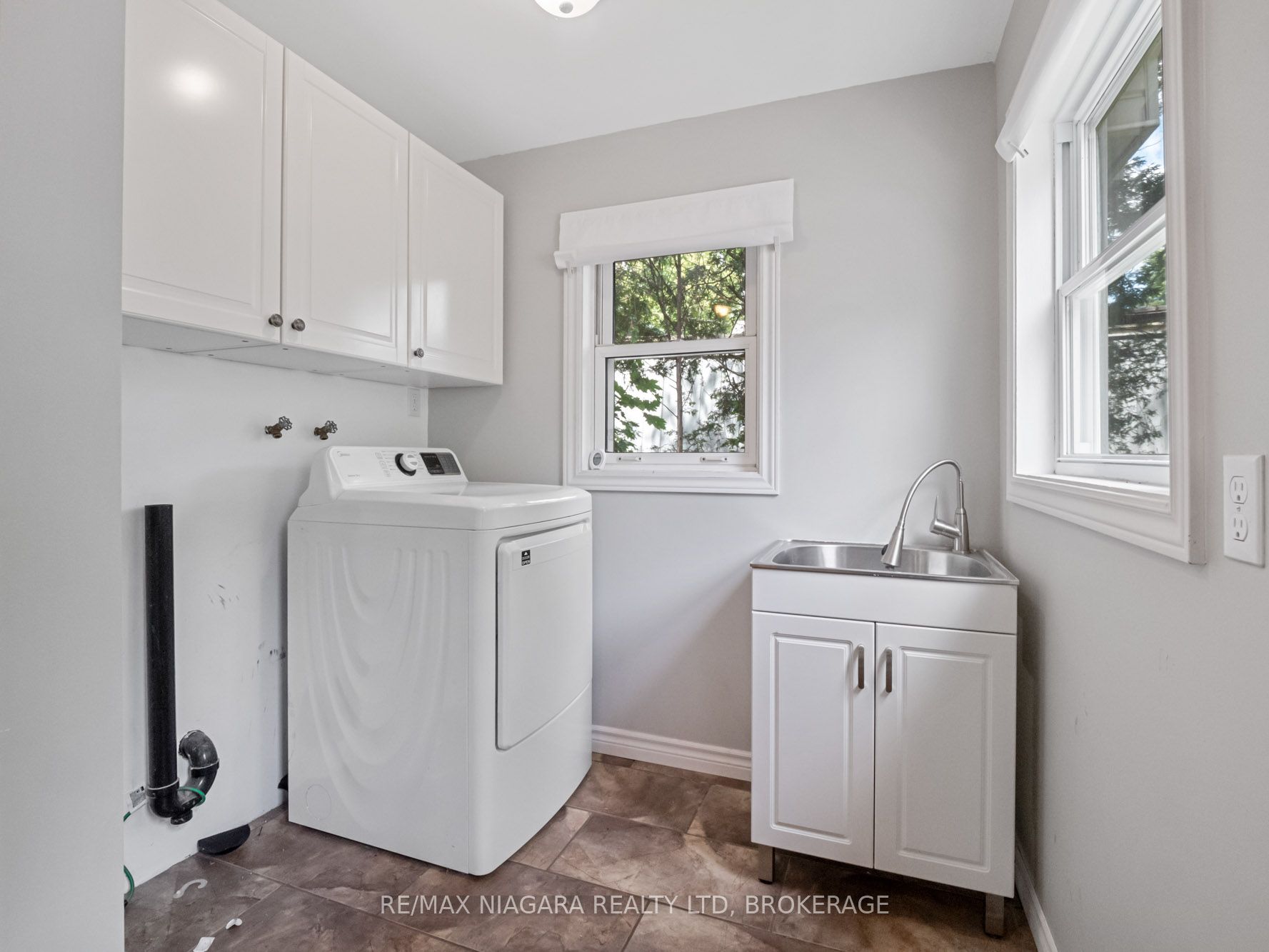 430 Ridge Road N Property Photo 15