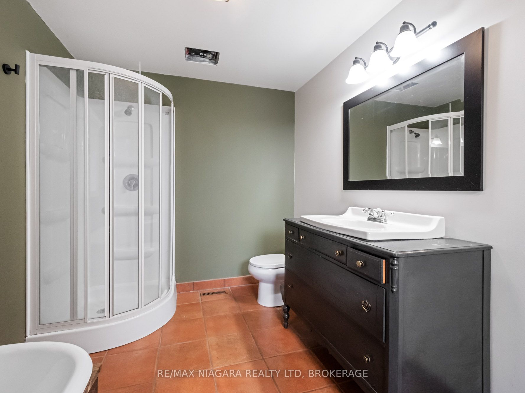 430 Ridge Road N Property Photo 17