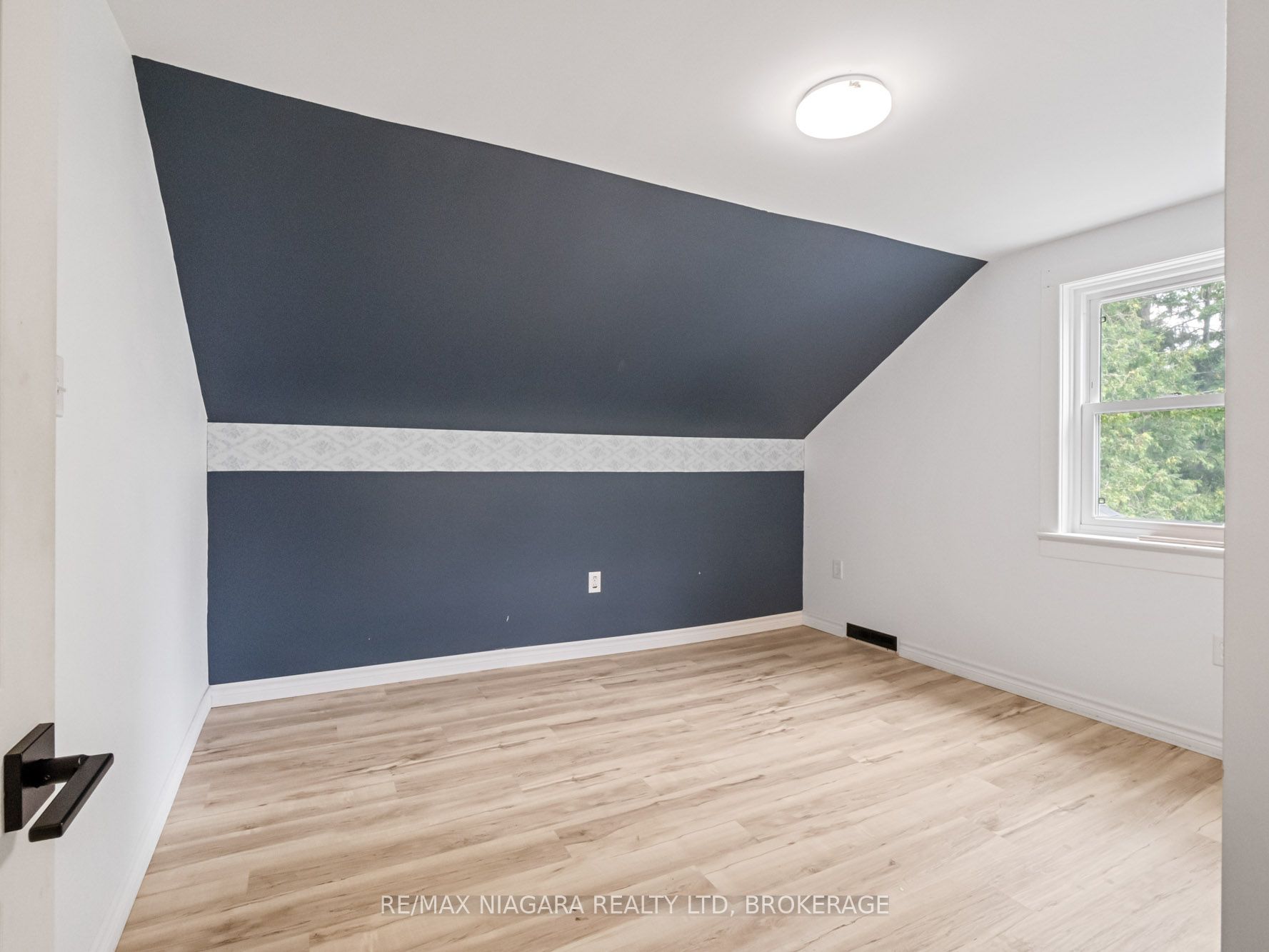 430 Ridge Road N Property Photo 20