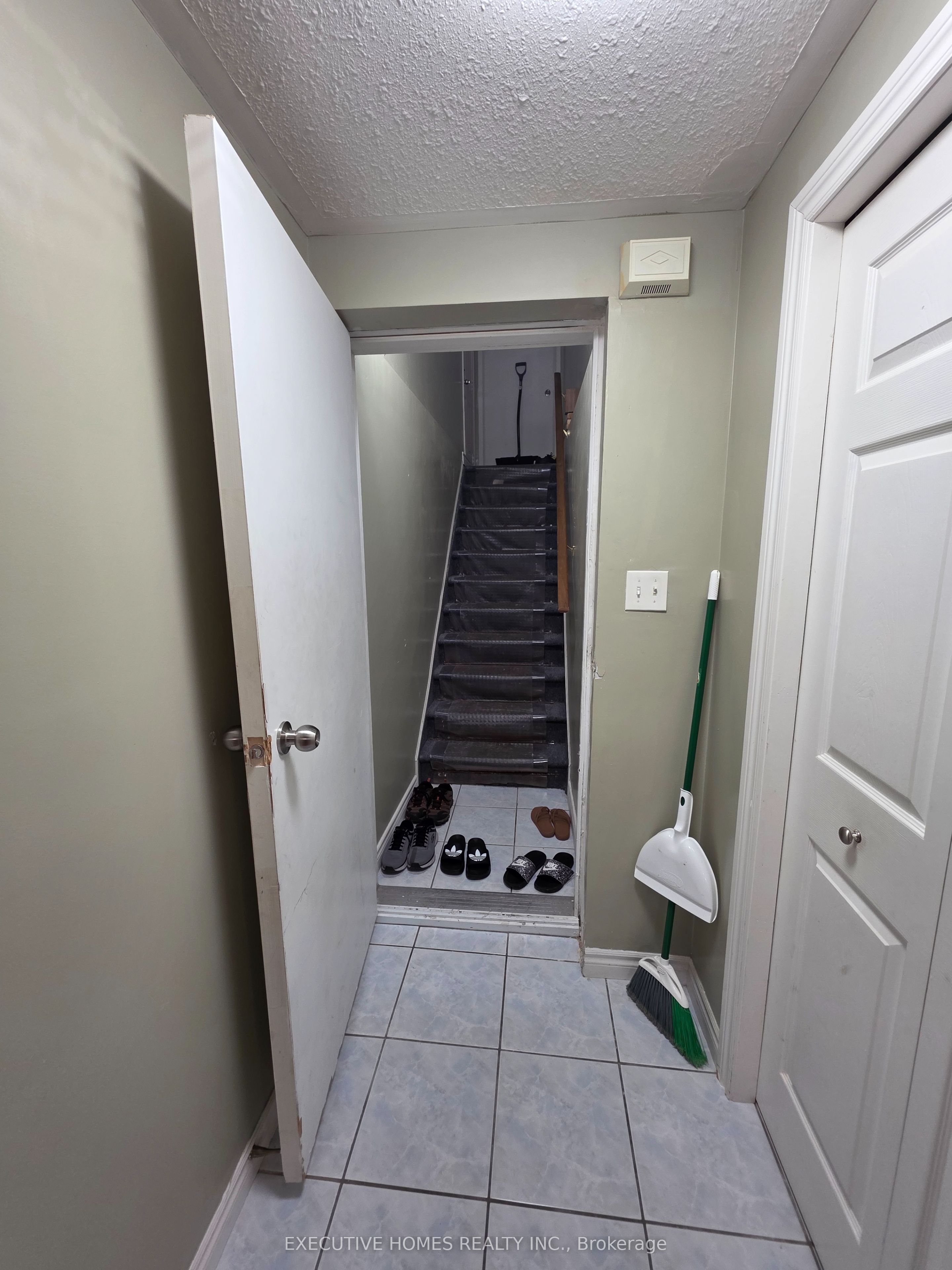 35 Claudette Gate Property Photo 9
