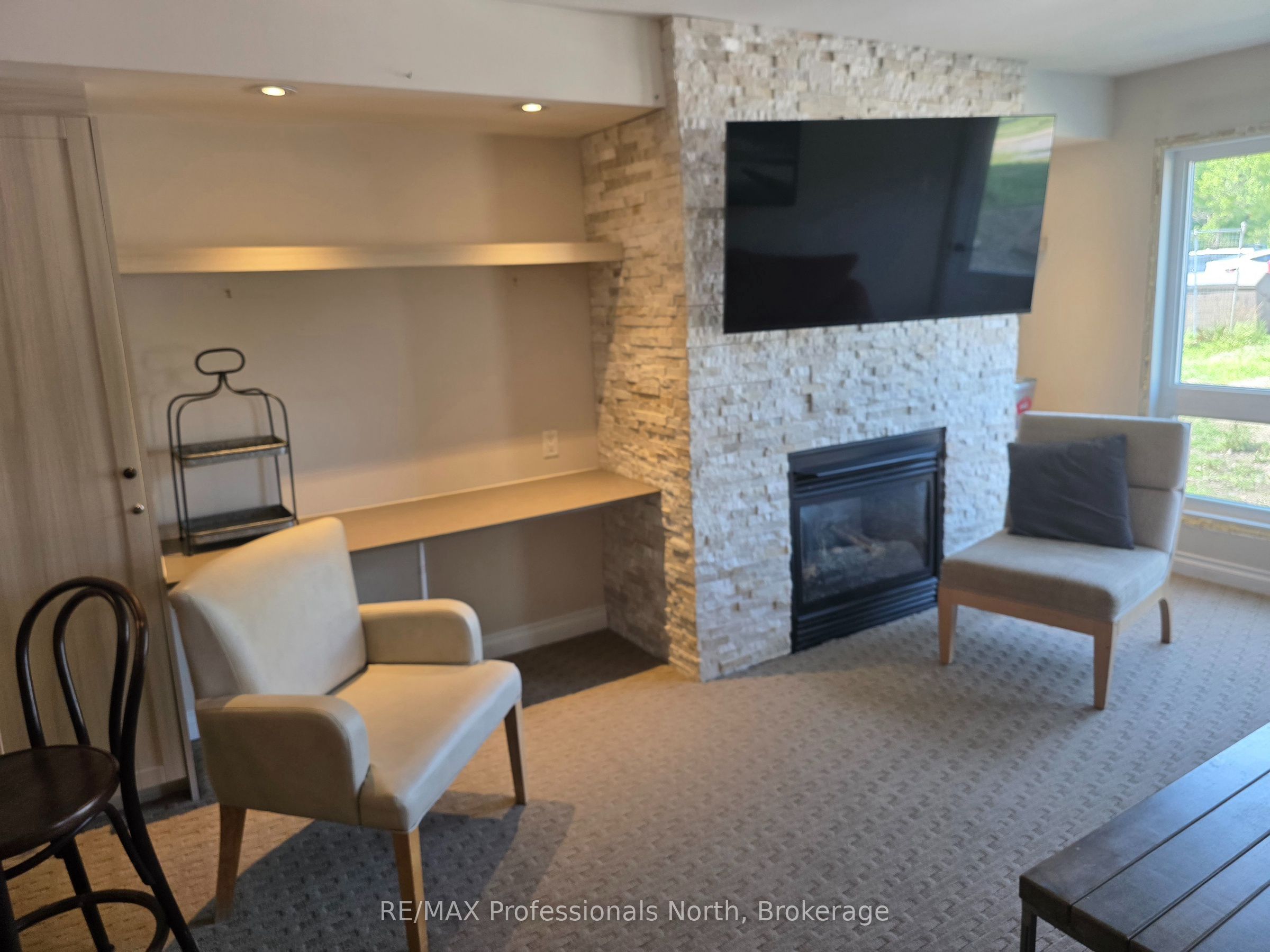 1235 Deerhurst Drive 53-108 Property Photo 2