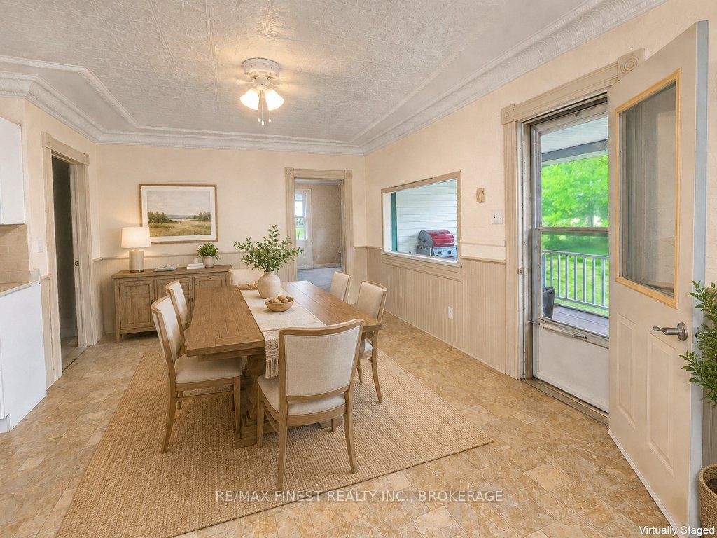 697 Warburton Road Property Photo 5