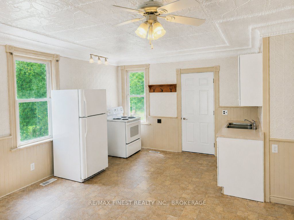 697 Warburton Road Property Photo 8