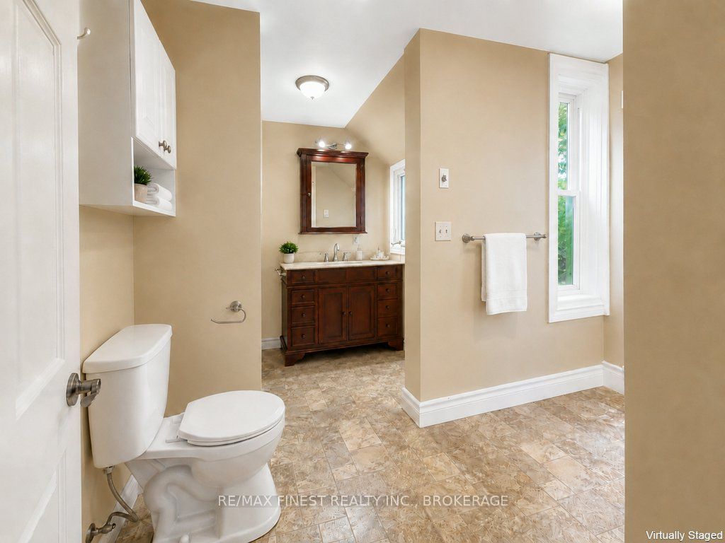 697 Warburton Road Property Photo 9