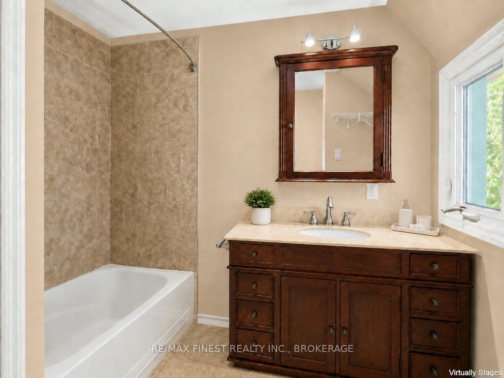 697 Warburton Road Property Photo 10