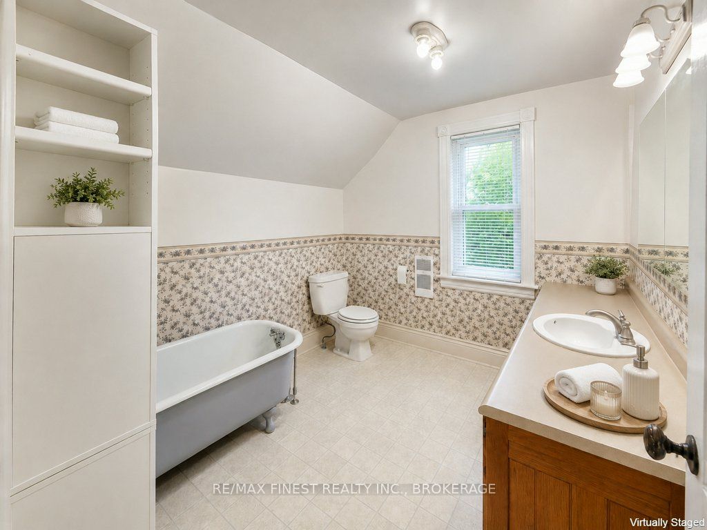 697 Warburton Road Property Photo 15