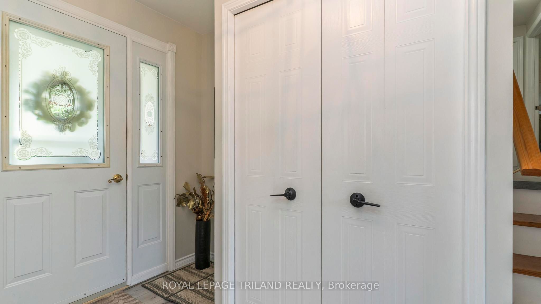 7 Stirling Crescent Property Photo 4