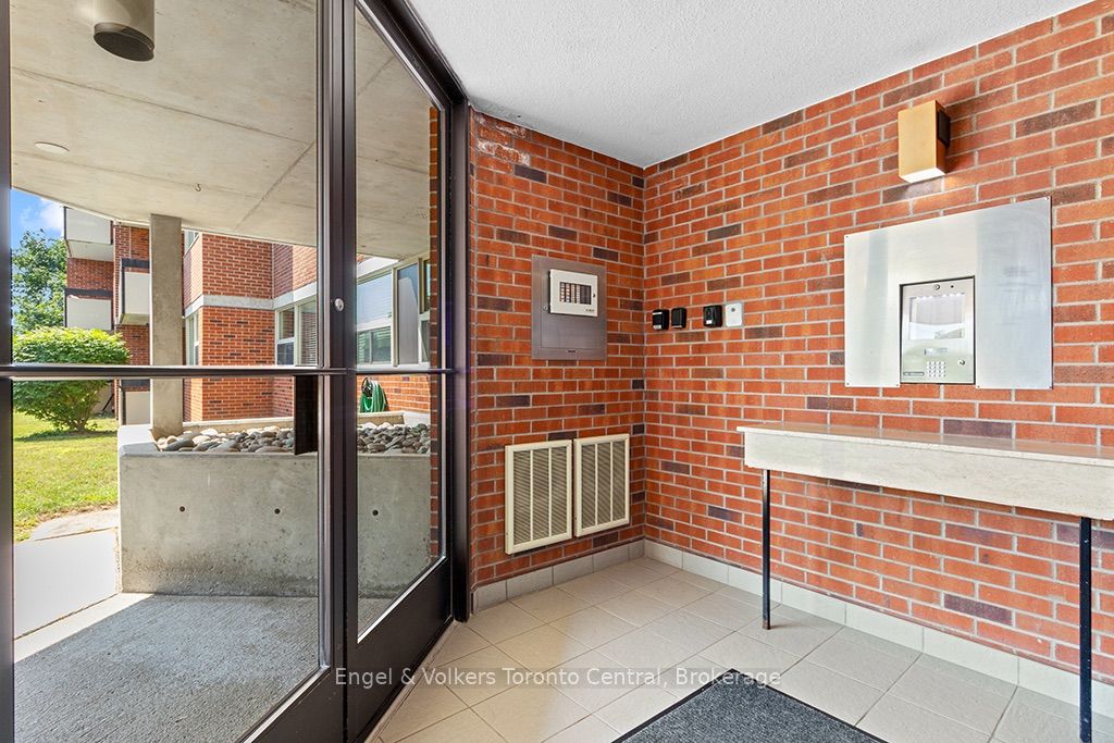 860 9th Street E 402 Property Photo 4