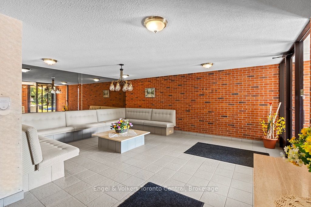 860 9th Street E 402 Property Photo 5