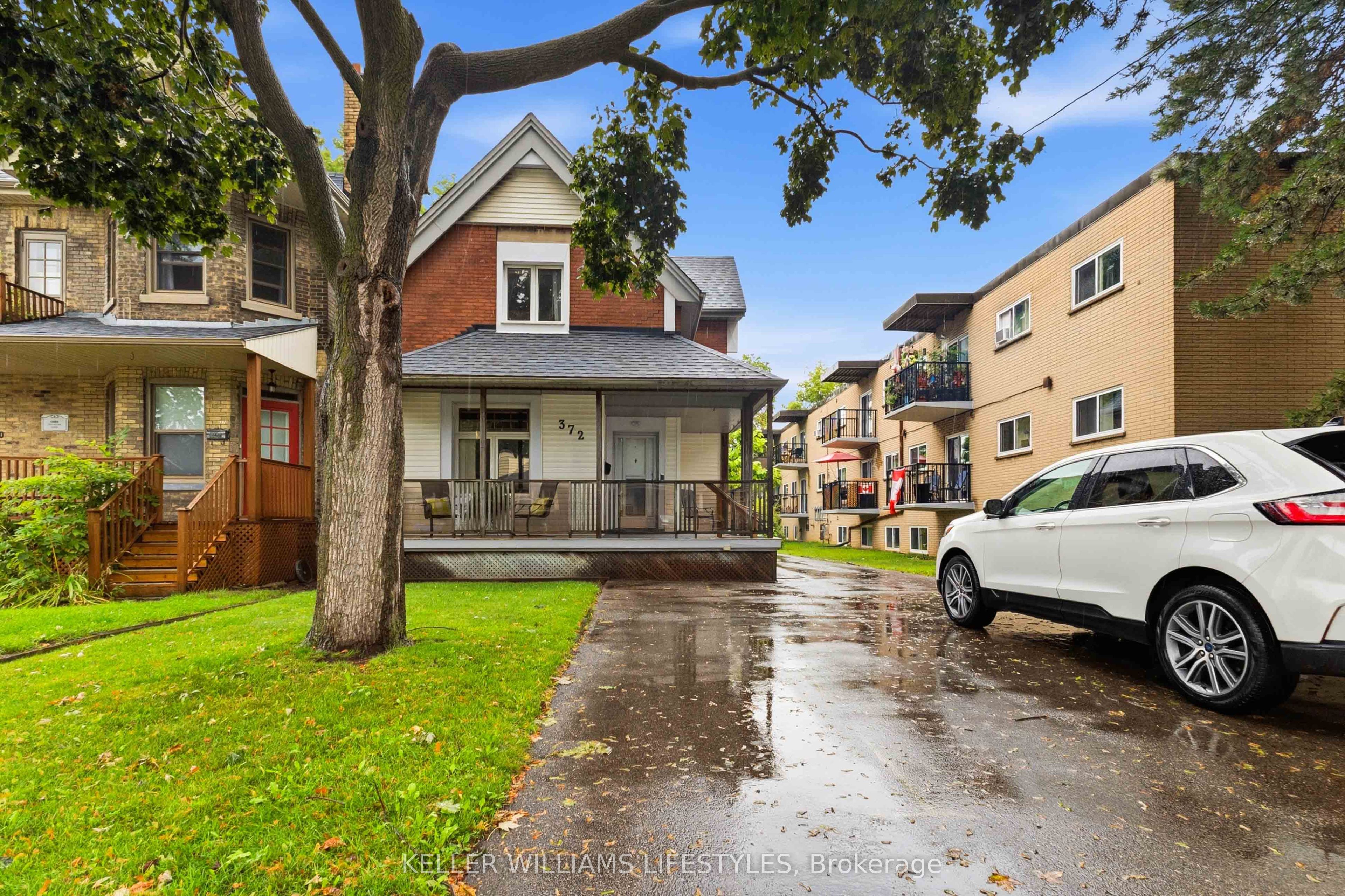 372 Simcoe Street
