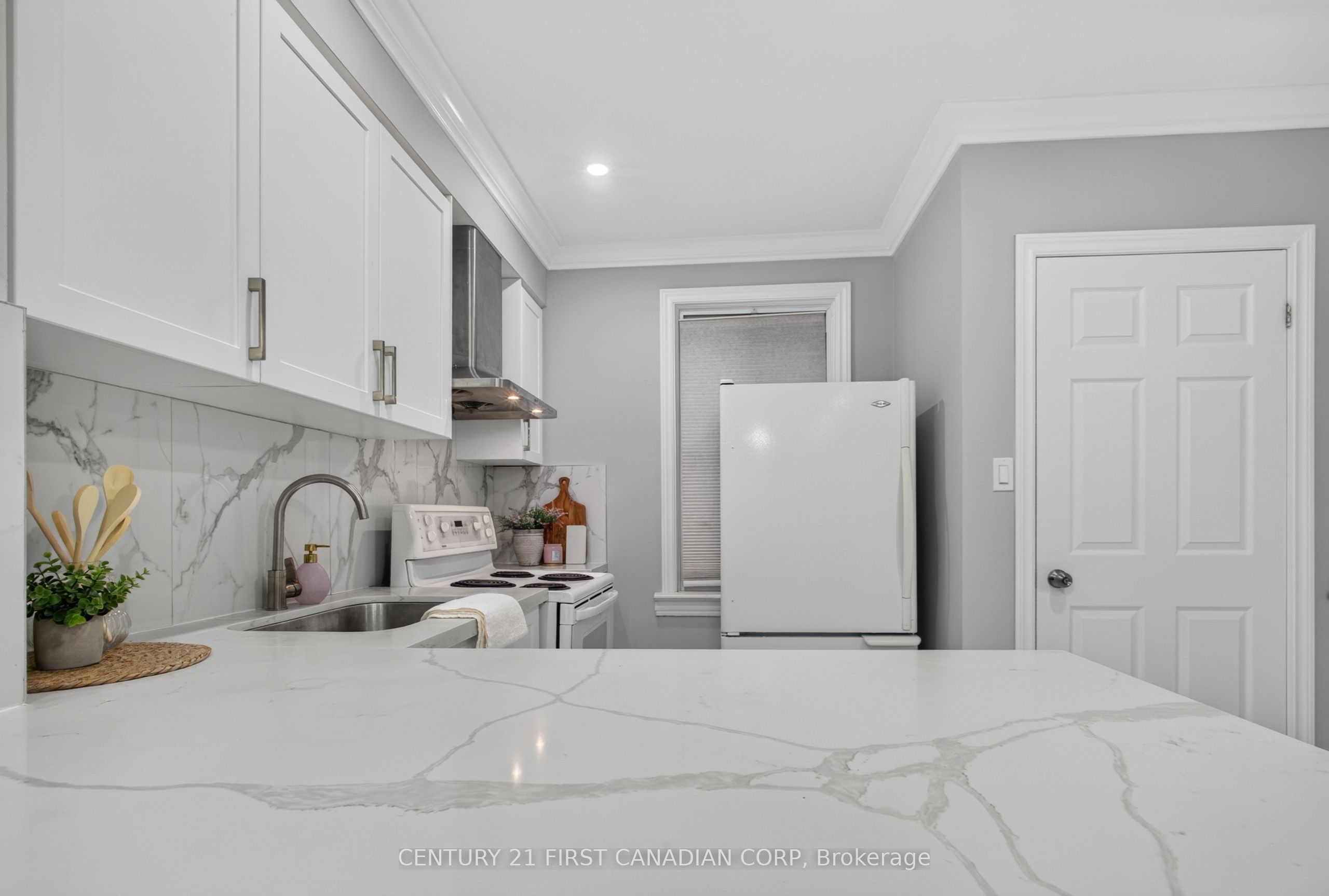 384 Wharncliffe Road S Property Photo 6