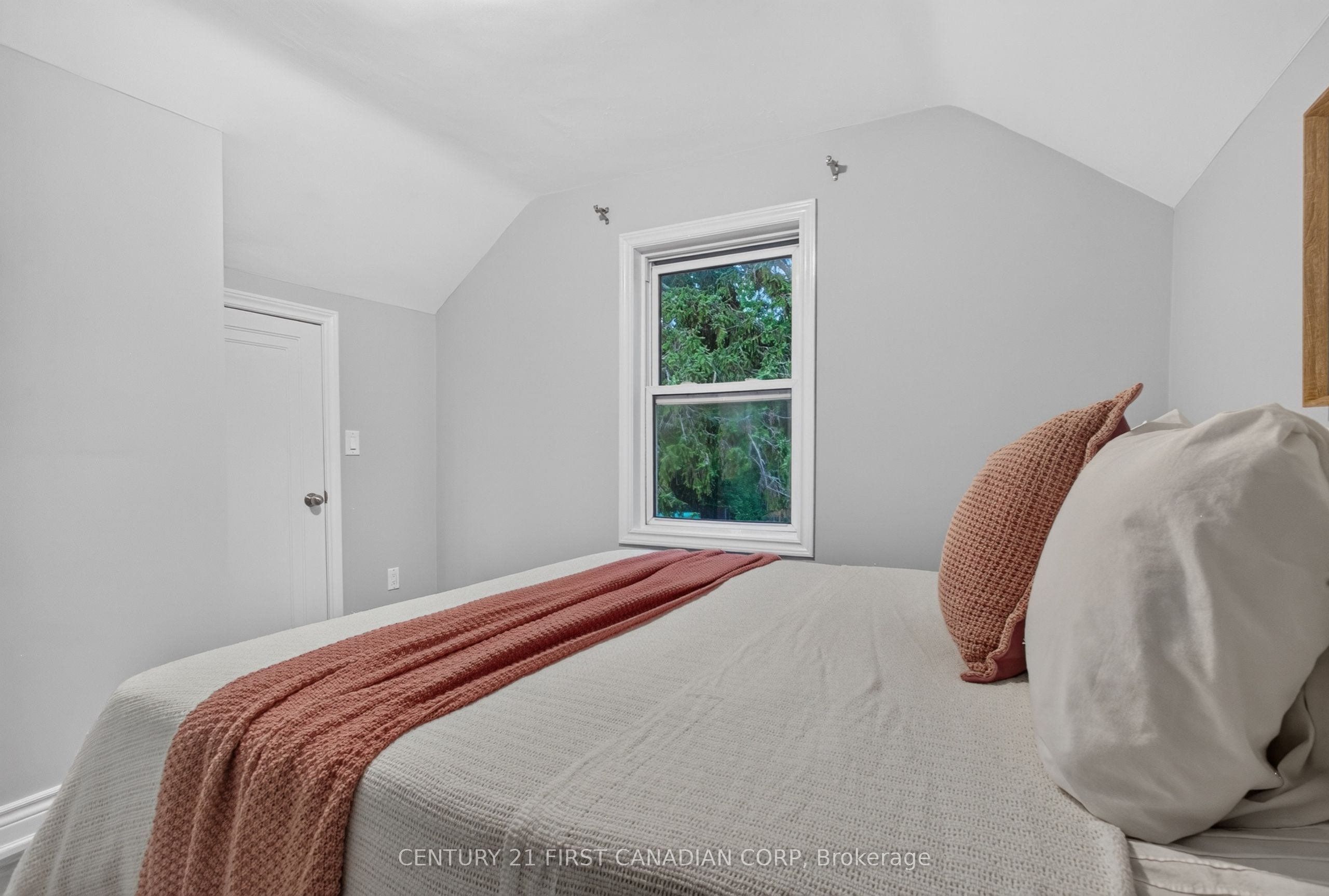 384 Wharncliffe Road S Property Photo 17